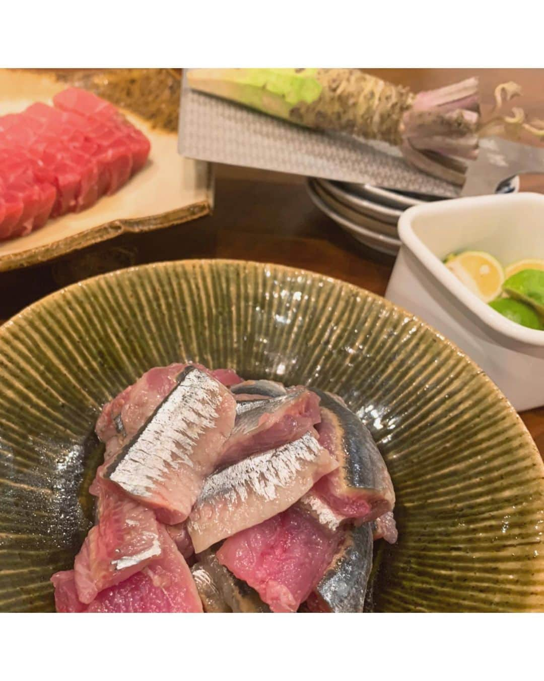 佐々木希さんのインスタグラム写真 - (佐々木希Instagram)「昨日の夜ご飯。 北海道釧路産の秋刀魚を沢山頂き、秋刀魚尽くしな夜。 お刺身でたっぷり頂き、さらに焼きと、新米のあきたこまちで炊き込みご飯にも。 こんなにも美味しい秋刀魚が食べられて、贅沢を感じ、幸せな夜になりました。 子供は、焼きと炊き込みご飯をおかわりしていました。 秋田県産の舞茸がたっぷり入ったお味噌汁も。秋ですね。  本当に、海鮮が好きで堪らない… #山治 の山崎さん、ありがとうございます🐟✨  魚下ろすときに思ったけど、出刃包丁が欲しくなってきた。あった方がいいのかなぁ。。  #希んちのごはん」10月13日 15時08分 - nozomisasaki_official