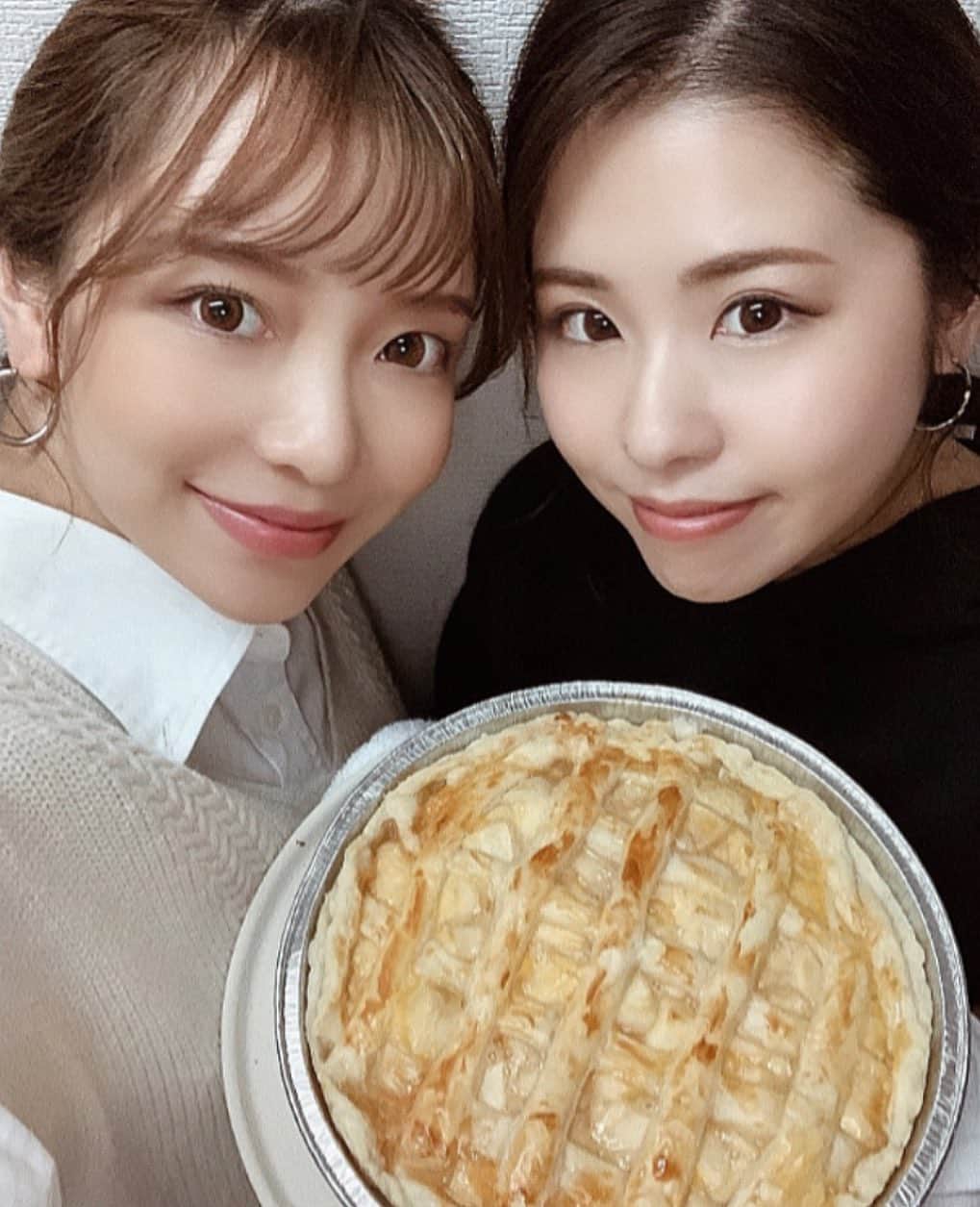のインスタグラム：「* * * 15時のおやつタイムね🍪🧁🍮🥧🥺 昨日の検診で体重増えすぎてて久々怒られちゃった😅 歩くかぁー🚶‍♀️💪🏻💪🏻 * * この前みーたんと初アップルパイ🍎作った👩🏻‍🍳🥣 見た目よし！味よし！なんやけど... 焼きたて柔らかすぎて取り分けるの手こずったね😂🤣 もう原型とどめてなかったもん爆笑 (2人で『グラタン...』ってハモるくらいw) まぁ食べれたら一緒ってゆうことにしとこ🤫🥧 あー面白かった🤣！！ またお菓子作りしよ〜🥰❤️ * 帰りにみーたんママにも久々会えた😍 出産エールもらったから頑張る〜🤰🏼🎵 * * * #アップルパイ#applepie#手作りお菓子#手作りケーキ#お菓子作り#もうすぐママ友#ママ友#主婦#ランチ#ランチデート#3時のおやつ#男の子ママ#男の子ママ予定#妊婦#ぷんにー#11月出産予定#ママリ#mamari#臨月#臨月妊婦#秋コーデ#ニットコーデ#ママコーデ#babyinme#妊婦ダイエット#ぷんにーらいふ#マタニティ#matanity#初マタ#プレママ」