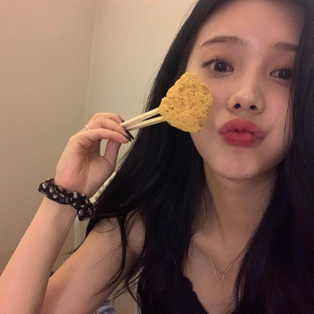 DIAのインスタグラム：「[#은채 ]   다들 밥은 먹었나요?! 🤤 예전에 찍어 놓은 사진인데 갑자기 치킨이 땡겨서 .....🍗  다들 남은 하루도 좋은 하루 보내요~~💛」