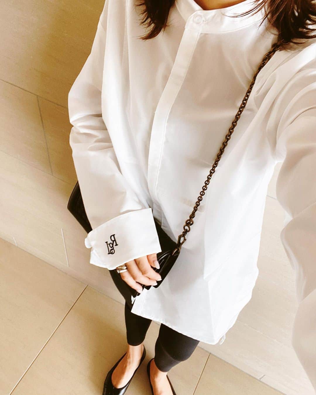 片山麻紀子のインスタグラム：「. 袖のワンポイントにきゅーん。﻿ ﻿ シンプルの中にもデザイン性があって﻿ 超お気に入り﻿！ ﻿ こればっかり着てしまう ﻿ ベストとかでも合わせたいなぁ﻿🥰 ﻿ ﻿ #regleam」