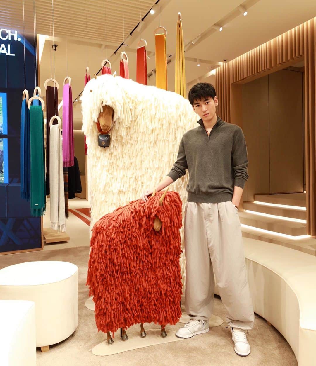 樋口葉生のインスタグラム：「LORO PIANA 銀座店のプライベートプレビューに！ デジタル・アート・インスピレーション『An Odyssey of Touch』を一足先に見に行ってきました。10月16日(金)から25日(日)まで一般公開。 いろんな繊維に触れることができ、今まで聞いたこともない繊維のこともいろいろ教えてもらいました。皆さんもぜひ！ @loropianaofficial #LoroPiana #LoroPianaGinza #Tokyo #Weirdcore #RyuichiSakamoto #Anodysseyoftouch」