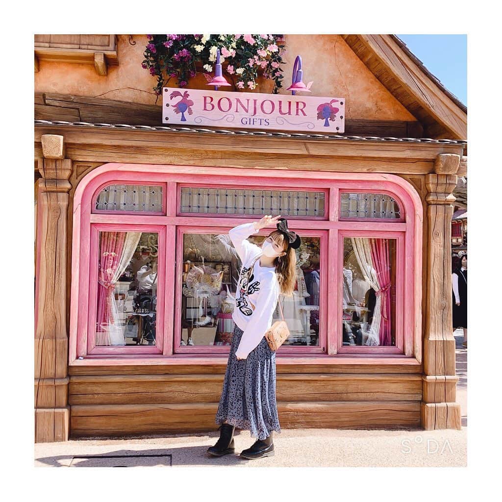 相田瑠菜のインスタグラム：「🌻﻿ ﻿ #新エリア #ディズニーコーデ #ディズニーランド #美女と野獣 #美女と野獣エリア #東京ディズニーランド #東京ディズニーリゾート #秋コーデ #instalike #disneyland #japan #happy #smile #followｍe #beautyandthebeast #following #fashion #love   🌻﻿ ﻿」