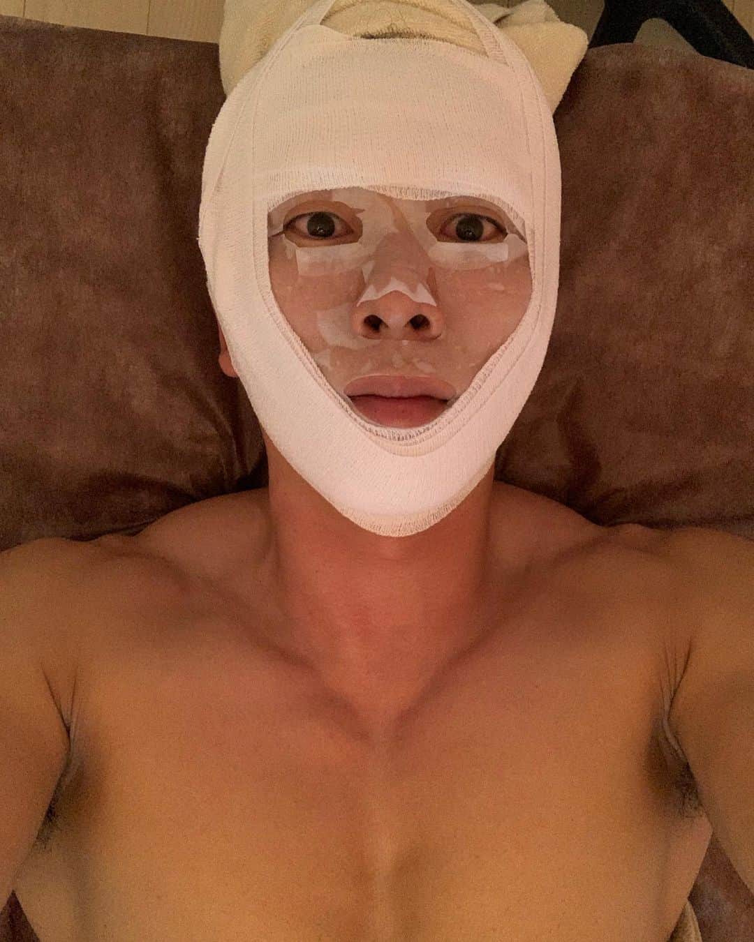 のインスタグラム：「ケガではありません！😂﻿  顔パック中です！」