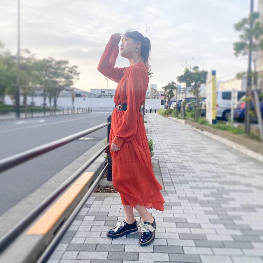 山内鈴蘭さんのインスタグラム写真 - (山内鈴蘭Instagram)「いつかの私服ちゃん☻強風だったよ、、笑 サラッとワンピース着れる季節嬉しい💓💓 ． ． 👗#BARAK @barak_official  👠#ZARA @zara  💎#koreanfashion  ． ． #私服 #コーデ #ワンピース  #ベルトコーデ #ポニーテール #ワンピースコーデ  #ヘアアレンジ #強風で上手く撮れなかった笑 #ロングワンピースでよかった笑 #風強い日はミニスカートだめ！笑」10月13日 15時36分 - xxsuzuranxx