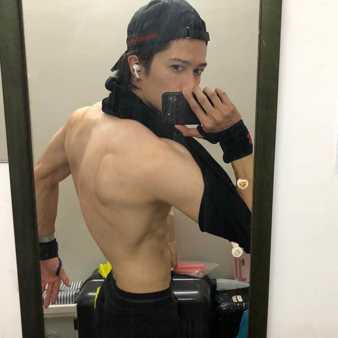 のインスタグラム：「Quarantine workout, 2nd week Starting to feel like I could do this forever, can’t remember what it’s like to be outside anymore 隔離生活２週間目、外の世界ってどんなんか忘れ始めてる👴🏻」
