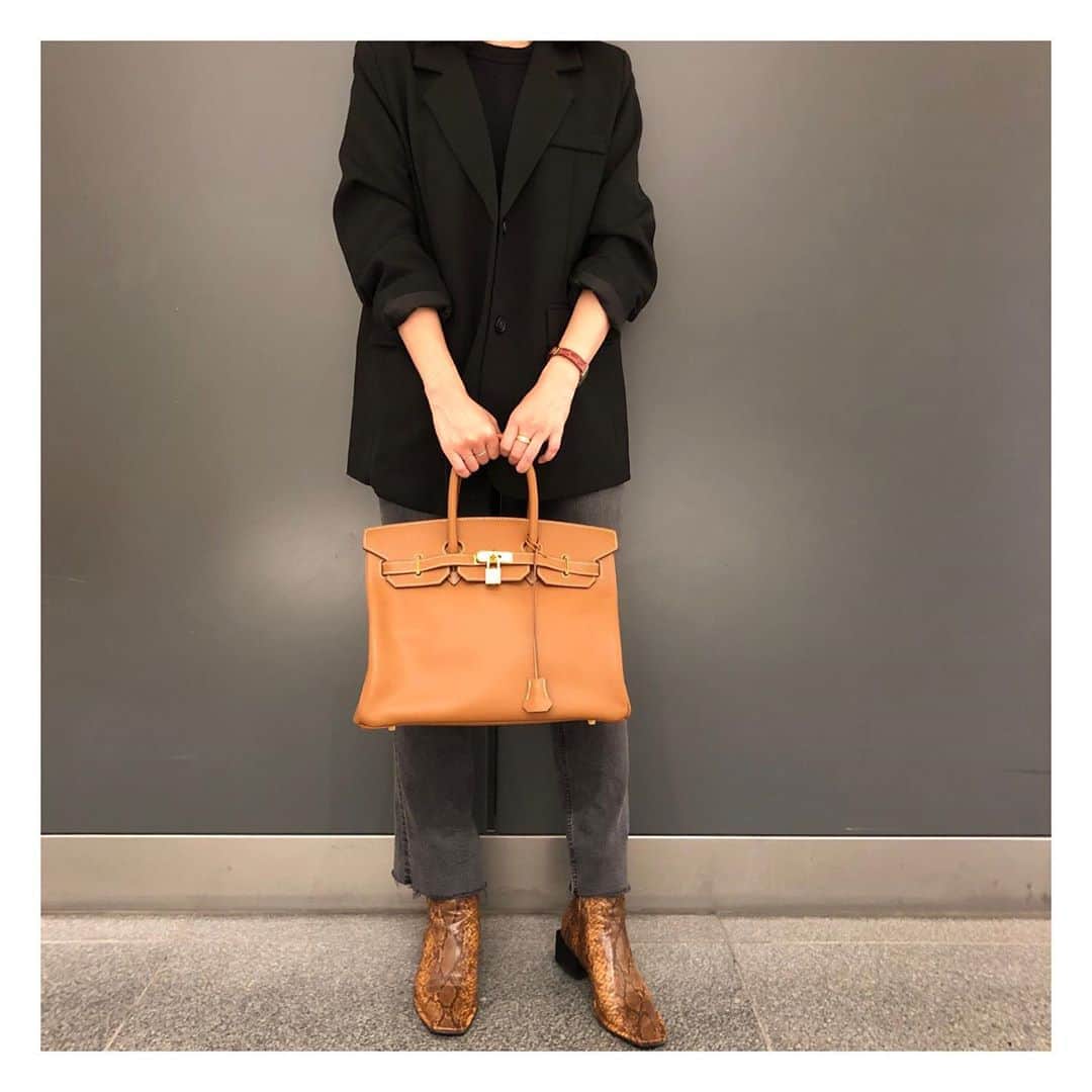 のインスタグラム：「-名古屋タカシマヤゲートタワーモール店-﻿ ﻿ vintage hermes ﻿ バーキン35﻿ ゴールド・クシュベル﻿ ゴールド金具﻿ ¥1,200,000+tax ﻿ ﻿ ﻿ 店舗からの通販対応も可能です！﻿ ﻿ 電話でのご相談受け付けておりますので﻿ 気軽にお問い合わせくださいませ。﻿ ﻿ ﻿ お問い合わせ先:052-589-8937﻿ (営業時間10:00～21:00）﻿ ﻿ ﻿ #hirob　 #hirobnagoyatgm　 #baycrews　 #watch　 #vintage﻿ #bag﻿ #hermes #birkin﻿ #birkin35﻿ #outfit  #coordinate  #フォロー #ヴィンテージショップ　 #大人コーデ　 #大人カジュアル　 #ベイクルーズ　 #エルメス﻿ #バーキン﻿ #バーキン35 #時計　 #ヒロブ」