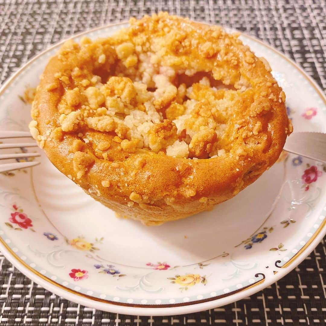 岡村咲さんのインスタグラム写真 - (岡村咲Instagram)「朝から至福でした❤︎ 送って頂いた米粉パンを食べました🥐こちらは、中にイチゴが入っていて、上にはクランブルが乗っていて最高に好みの味でした😭❤️私はこうゆうのが好き過ぎて、クランブルケーキを何度も焼いています😂まさかまさか、朝ごはんにこんな好みなパンを食べられるとは…♪ #グルテンフリー #solsol」10月13日 15時30分 - sakiokamura_official