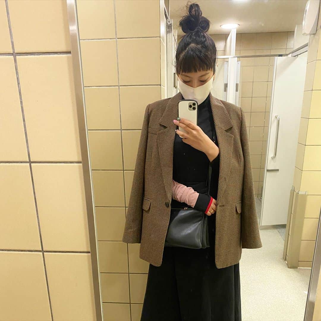 知念美加子さんのインスタグラム写真 - (知念美加子Instagram)「Tokyo sumui 🍁 ・ ・ @soduk_official の可愛い袖みせたいから、ジャケットは羽織らないスタイル😚笑 ・ ・ ・ アウター持っていくべきだった東京。 @moussyofficial のこのジャケットだけで凌いだ😂🙏❤️ 何にでもあうから助かった。笑 ・ ・ ・ #tokyolife #ootd #fashion」10月13日 15時44分 - chinenmikako