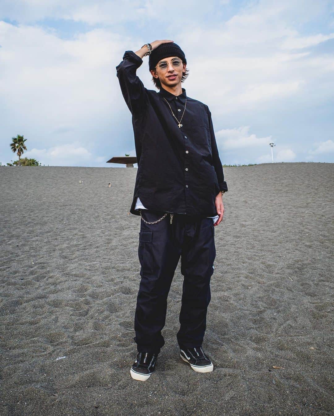 のインスタグラム：「DAYOFF STYLEは #blackstyle   #descendant  のカーゴパンツは休みの日にヘビロテ！  @wax__official  のシャツは サラッと涼しげにきれます！  #dayoff  #カーゴパンツ #allblack  #ayame #vans #wtaps」