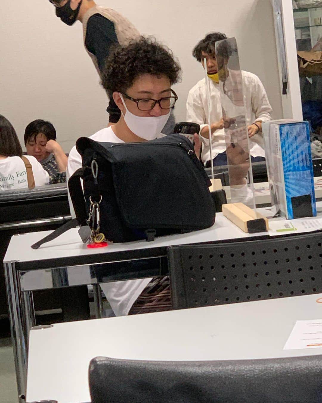 池田真一のインスタグラム：「劇場に細いおばちゃんおった！ 多分、有機野菜だけのカフェやってると思う！  そんな事より後ろのケツさんが気になります🤣は今回は無しでお願いします！」