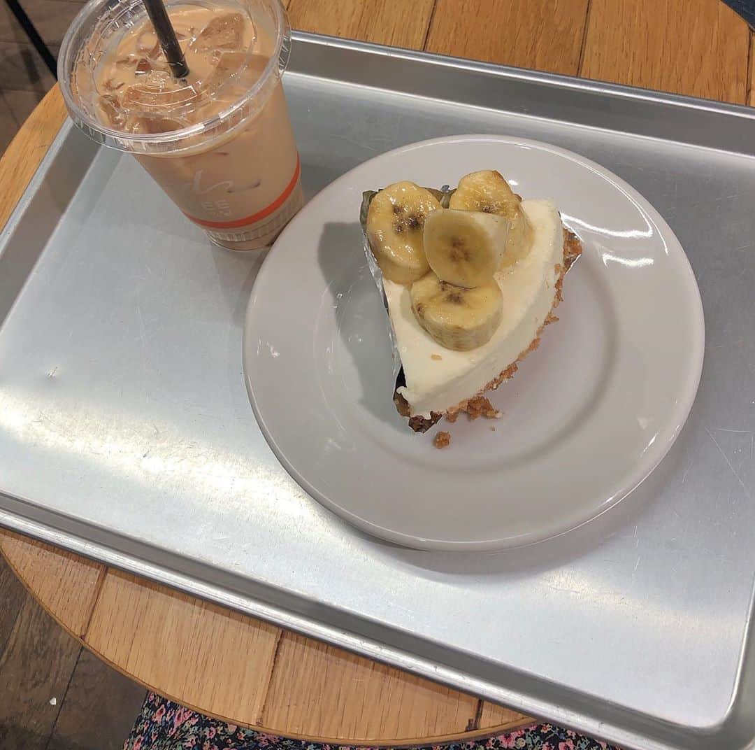 柏山奈々美のインスタグラム：「ふらっと立ち寄ったカフェで食べたバナナチーズケーキが美味しすぎた件。  最近カフェ行ってなかったから余計に美味しく感じる。感動。😭✨  また食べよう。  #cafe #カフェ #カフェ巡り  #バナナケーキ #인스타그램 #카페 #카페스타그램」