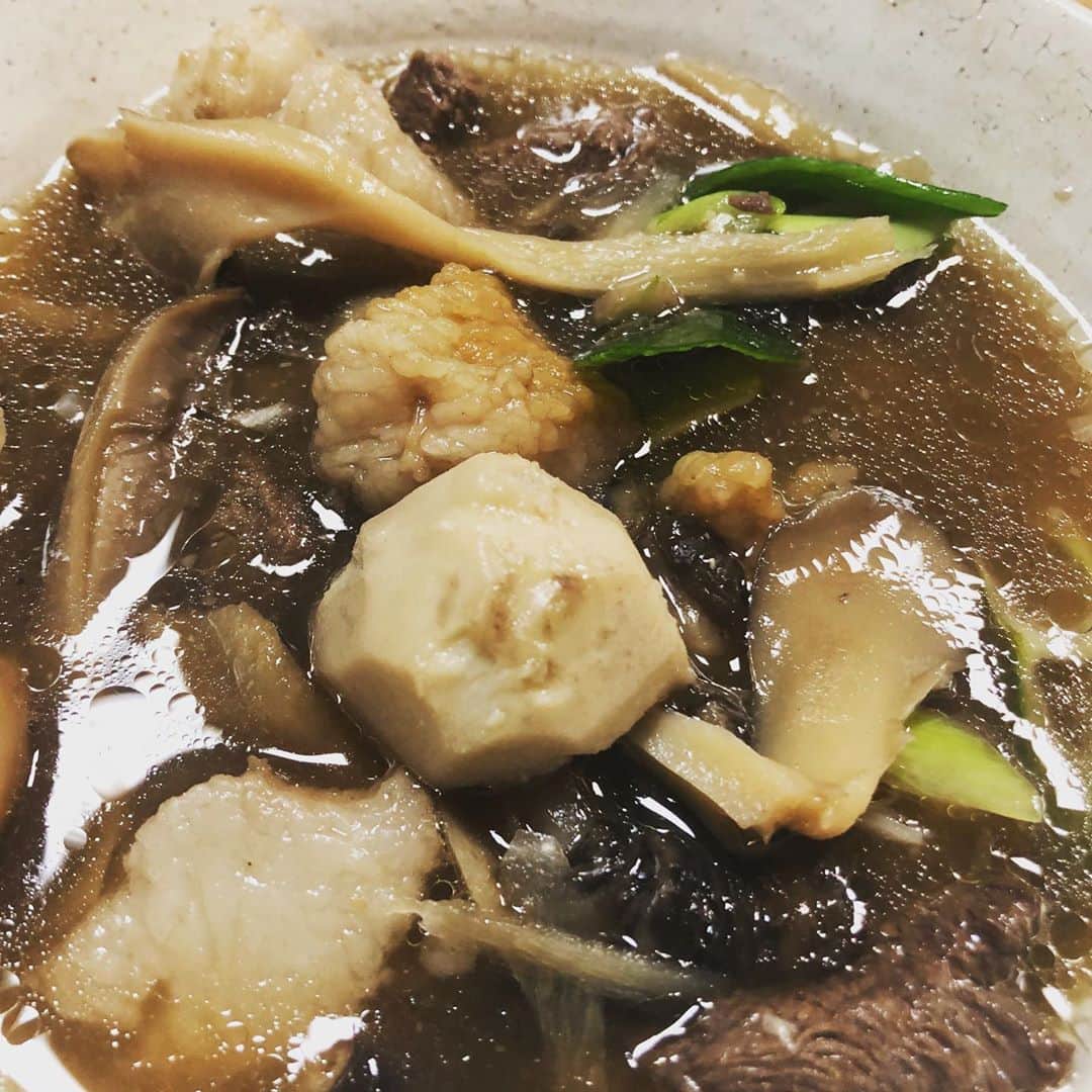 井上智晶のインスタグラム：「秋が深まってきましたね！ 写真は、熊肉が入った #芋の子汁 です。 岩泉の#瀬戸屋旅館 で 作ってもらいました。 キノコもたっぷり入って最高！ 秋の味覚を堪能しました^_^ 秋って美味しい旬のものが たくさんあって良いですよね！  今週の#山海漬 芋の子汁がテーマです。 里芋の種類から、栄養素 様々な地域の芋の子汁の特徴など スタッフが徹底調査しました。 是非ご覧ください！  放送は 10月17日(土)18:30〜  #岩手めんこいテレビ #アナウンサー #井上智晶」