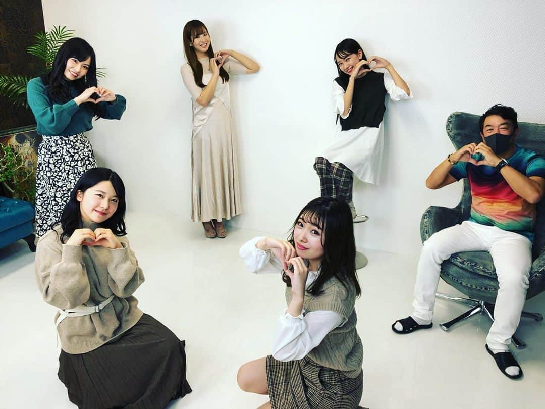 のインスタグラム：「テレビ愛知　黒ちゃんねる 人気コーナー　黒ちゃんねる写真部！！ 収録してきました！！ 今回も、個性的なメンバーで盛り上がりました！！  マブ❤️！！流行りますよ！！笑  #黒ちゃんねる  #黒ちゃんねる写真部  #黒ちゃんねる収録  #可愛い女の子  #スタジオcoco  #黒岩唯一」