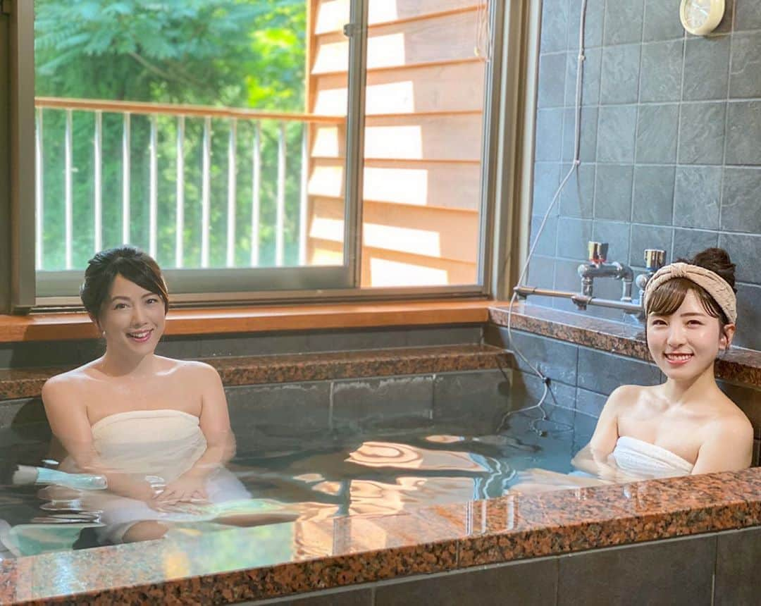 松井絵里奈さんのインスタグラム写真 - (松井絵里奈Instagram)「あ〜♡温泉行きたいな♨️🧖‍♀️  @onsen.expert_kitadekyoko  温泉家　北出恭子ちゃんと♪  なないろ日和！🌈ロケで 都内の湯巡り〜🤤✨  最近は、ゆっくり携帯を見ることもなく過ごしていましたが、 過去の写真を見て2020年を振り返る。  え、なんか、2020年早くない！？  お仕事以外人と会ってなさすぎて…思い出や記憶が、薄い。。😳😳笑。  日記でも付けないと、 生きている足跡残さないと、 すっぽり忘れちゃいそう。  1日1日を大切にと掲げてきた 2020年。  自分の歴史を刻みながら 楽しもう👍🏻😆💕  #北出恭子　ちゃん #温泉家 #2020年 #1日1日を大切に  #自分史 #温泉好きな人と繋がりたい #1人の時間好きだけど長いな笑」10月13日 16時04分 - erina74xx