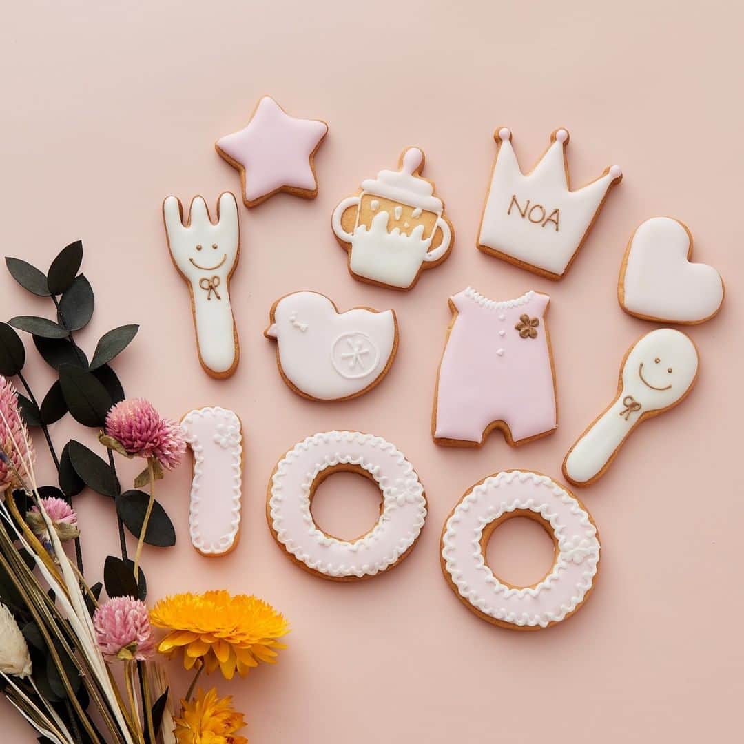 のインスタグラム：「Baby 100days アイシングクッキー👶🍼  100日祝いのクッキーです❣ 王冠にお名前をお入れいたします！ ケーキに乗せても、プレゼントにもぴったりです✨ クッキー生地は甘さ控えめでサクサク！  ブルーメインで男の子バージョンも作製可能でございます🎵 ＝＝＝＝＝＝＝＝＝＝＝ この投稿をtap→商品を見る、又はプロフィールのショップを見るからご購入頂けます🧁 ＊＊＊＊＊＊＊＊＊＊＊＊＊＊＊＊＊＊＊＊＊＊＊＊＊＊ ⁠ ⁠⁠⁠⁠⁠⁠⁠⁠⁠⁠⁠⁠⁠⁠⁠⁠Cake.jpでは、皆さんからシェアされた⁣⠀⁠⁠⁠⁠⁠⁠⁠ ⁠ 素敵なお祝いのコンテストをおこなっています⁠🙌⁠ ⁠ ⁠⁠⁠ ⁠ 👇フォトジェアニバーサリー参加方法👇⁠ ⁠ ⁠⁠ ※10月より参加方法が変わります  Cake.jpのケーキでのお祝いの様子を⁣⠀⁠⁠⁠⁠⁠⁠⁠⁠ ⁠ @iiicakejp #フォトジェアニバーサリー で タグ付けしてシェアするだけ🌈  ご参加を心よりお待ちしております💡 ⁠ ＊＊＊＊＊＊＊＊＊＊＊＊＊＊＊＊＊＊＊＊＊＊＊＊＊＊ #美味しいもの好きな人と繋がりたい#おうちスイーツ#お取り寄せスイーツ #お家パーティー#お取り寄せグルメ#甘党#素敵なお祝い#スイーツ好きな人と繋がりたい#食べるの好きな人と繋がりたい#お土産#手土産スイーツ#スイーツ好き#スイーツ部#プレゼント#サプライズ#お菓子#いつもありがとう#かわいいスイーツ#娘#娘誕生日#息子#息子誕生日#アイシングクッキー#クッキー#100日祝い#出産祝い#赤ちゃん#かわいいクッキー」