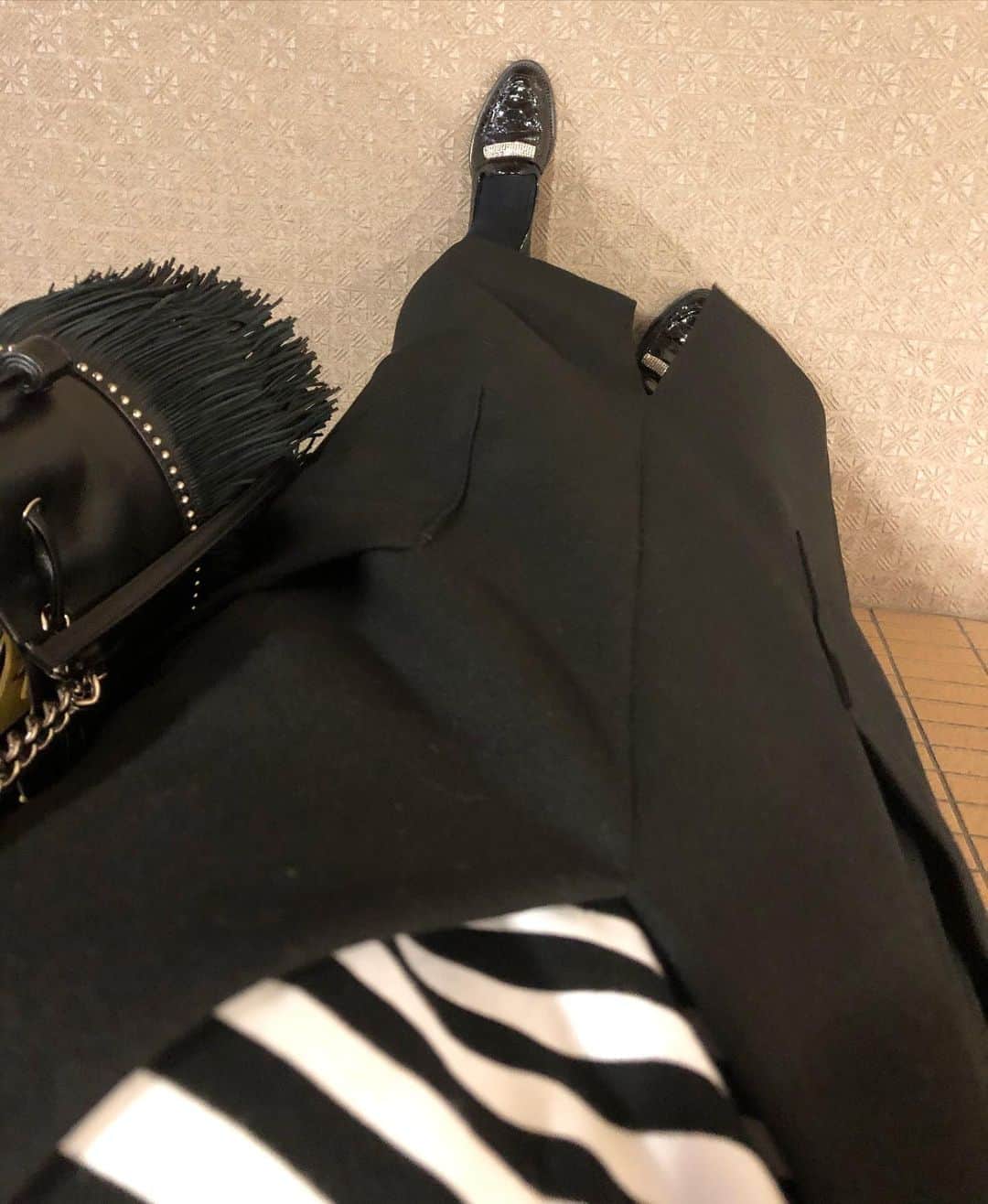 進藤やす子のインスタグラム：「✳︎ 少し前に買ったagnes b.のボーダー、ヘビロテしてます😁 . 大学時代にはagnes b.の同じ配色の半袖、薄ピンク（半袖）、ボルドー（長袖）、 SAINT JAMES（白×黒、紺×白、水色×白、紺×緑）、 LeMinor（赤×白）...と1年中ボーダーシャツ愛用してたなぁ . ボーダートップスに古着のリーバイス501か黒の517にコンバース履いて、エルベのバッグ持ってたの。 ちなみにこれ↑25年前の話ね。 時代はまわるって本当だね〜 . Twitterでも呟いてる人見たけど、だって最近のビッグシルエットのパンツスーツなんて完全に一世風靡セピアだよね😂 . . #アニエスベー #agnesb  #ボーダーコーデ #ボーダートップス」