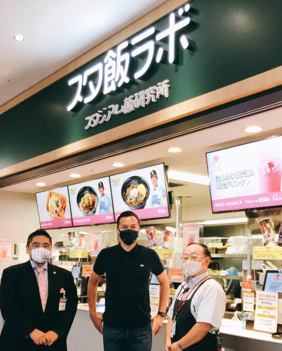 三好ジェームスのインスタグラム：「今日のタダイマ！のスポーツコーナーは、ホークスとのコラボ！栗原選手のケバブプロデュース企画をお届け！  普段は見られないお宝映像満載です^_^  16:35頃からの放送です！  #RKB#タダイマ#栗原陵矢 選手#ケバブ#ケバブポーズ#ホークス#福岡ソフトバンクホークス#スタ飯ラボ#ペイペイドーム」