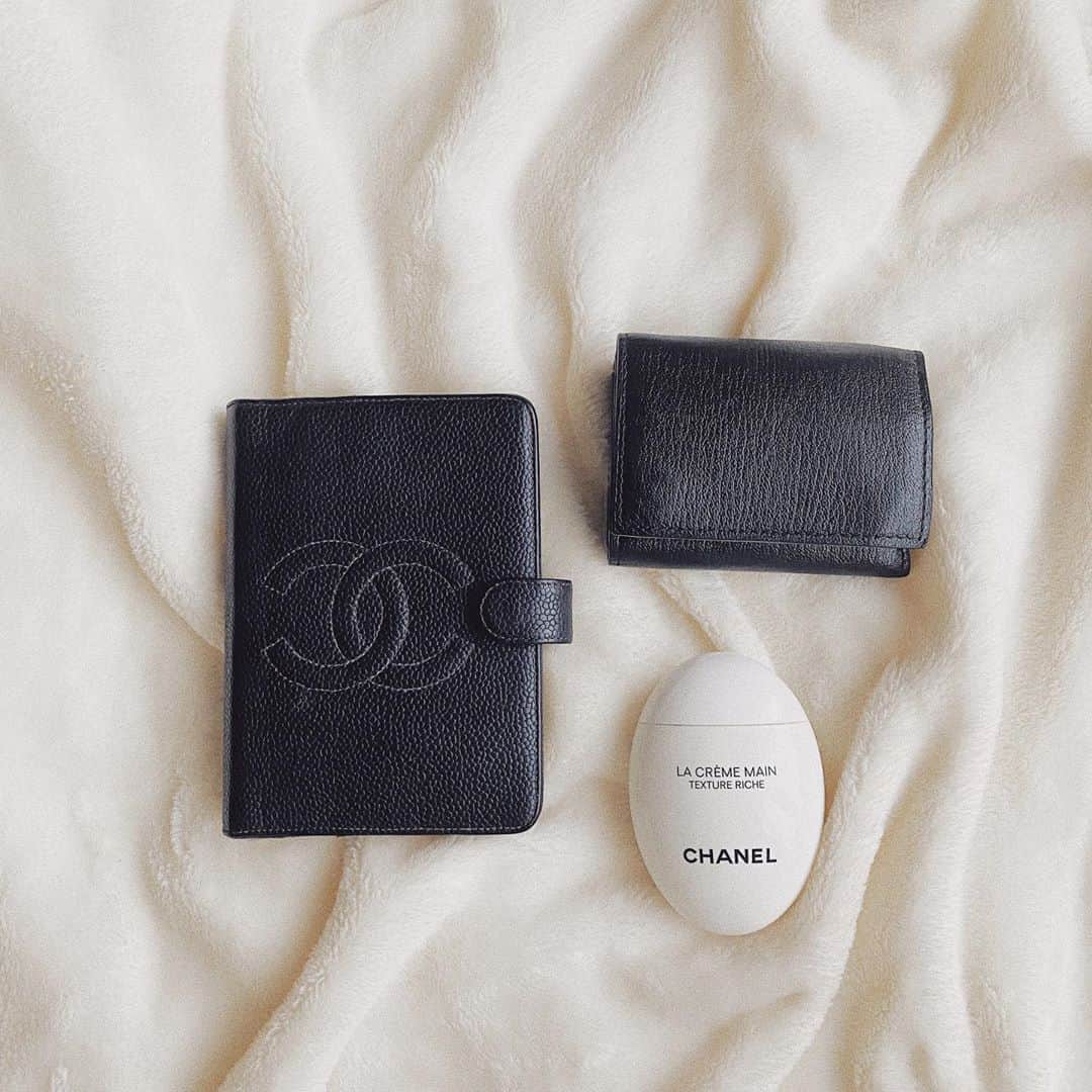 井村亜里香のインスタグラム：「カバンの中の必需品🖤 CHANELのハンドクリームはつけるだけで テンションの温度がグッと上がって やる気スイッチが入る👆🏻 手帳には運気が上がるように 秘密の自分ノートを作ってます🤫♡ ・ #chanel#chanellove#black #handcream#chanelvintage  #バッグの中身#シャネル#手帳 #運気アップ#小物#財布 #シャネルヴィンテージ#ミニマリスト  #引き寄せの法則#ミニ財布」