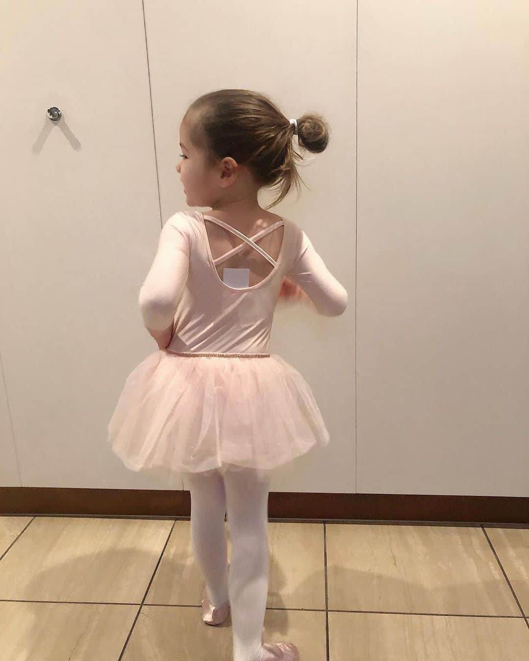 藤本恵理子のインスタグラム：「She started ballet lesson 🩰 バレエを習いはじめました。衣装に上機嫌な娘。頑張れ〜🩰 あっ、服のタグ切らないと✂︎  #ballet #ballerina #daughter #lesson #ootd #バレエ　#レッスン　#娘」