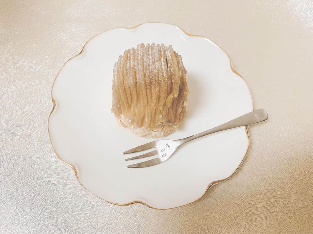 辻野かなみのインスタグラム：「❤︎﻿ ﻿ 🤎ドトールのモンブラン🌰﻿ ﻿ ドトールのモンブランは💭﻿ 土台がメレンゲになってて、﻿ サクッシュッと溶ける感じで新鮮！﻿ クリームは甘すぎなくて好きなんです☺️﻿ ﻿ 私の秋は…食欲の秋🤎です😊 まぁ、1年中食べるの好きなんですけどね😆  #モンブラン #ドトール #秋﻿ #instagood #instalike #followme﻿ ﻿」