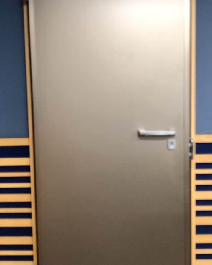 のインスタグラム：「今日も17時から生放送！！ FM愛知　EVENING STREET よろしくお願いいたします🙇‍♂️ バックナンバー特集もあります！！  #fm愛知  #eveningstreet  #ラジオ  #生放送  #radiko  #黒岩唯一  #バックナンバー」