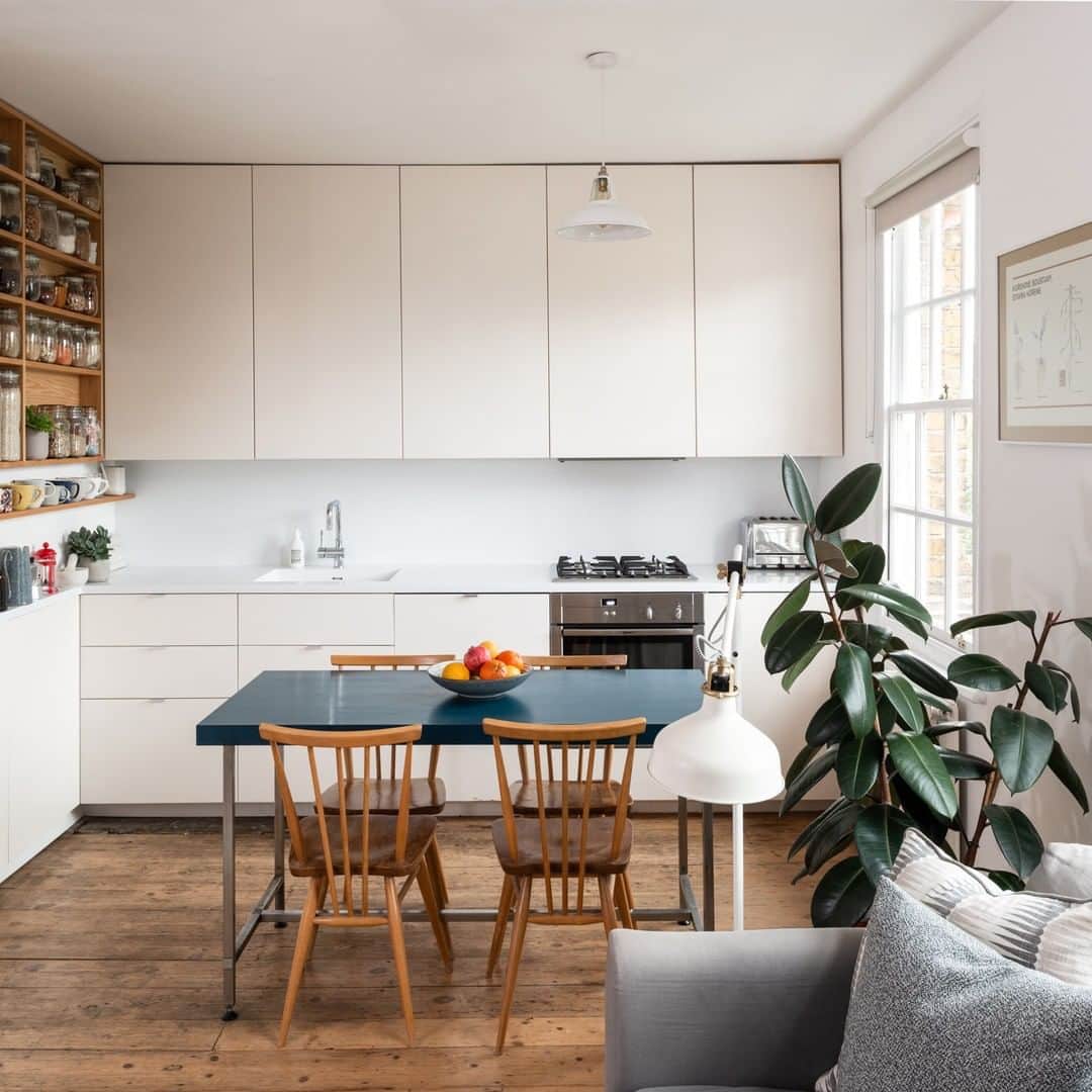 The Modern Houseさんのインスタグラム写真 - (The Modern HouseInstagram)「#forsale Smart Space: a clever, characterful flat reconfigured by @emilevearchitects  in Stoke Newington. Follow the link in our bio for the sales particulars.」10月13日 16時17分 - themodernhouse
