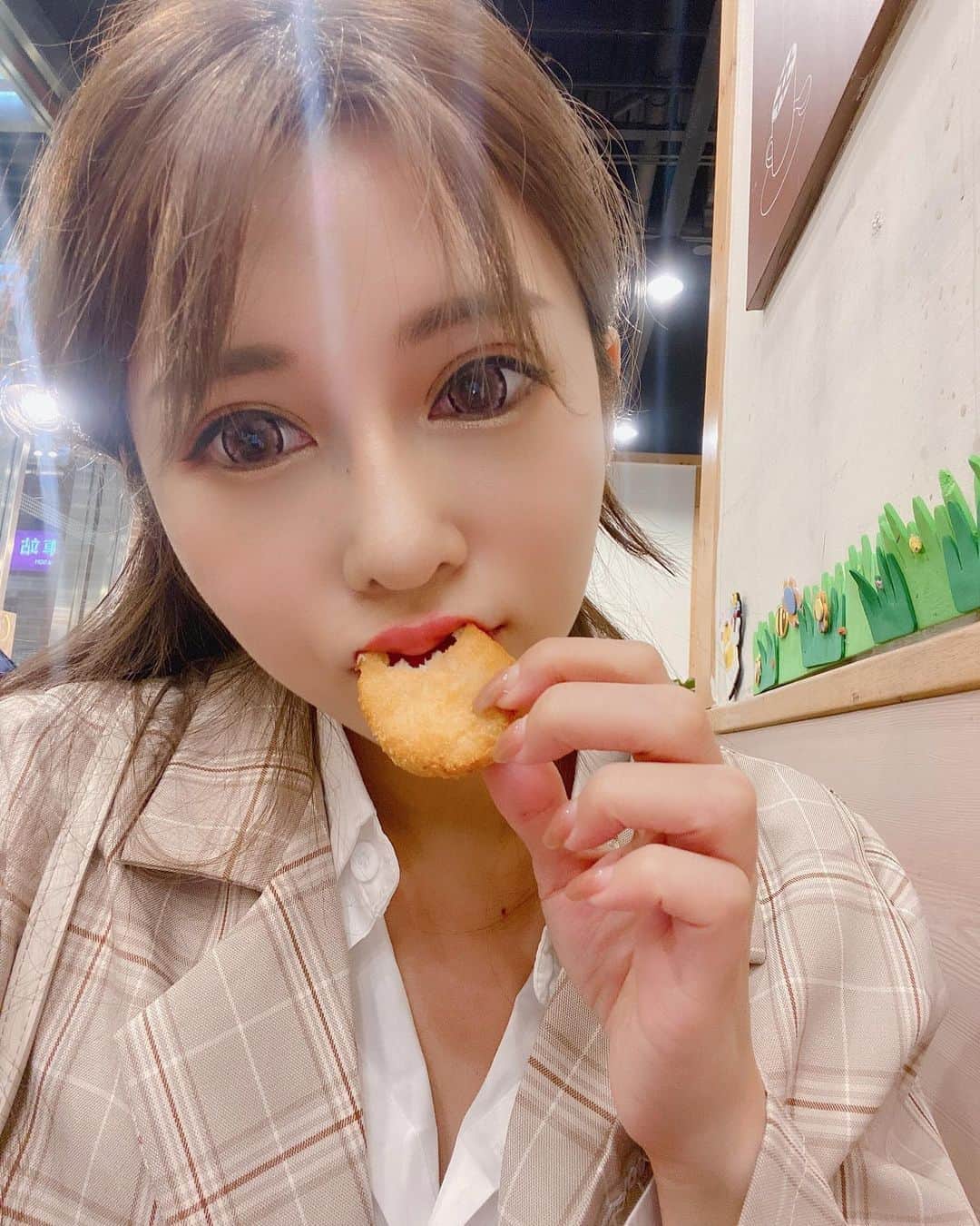 安希（安西）さんのインスタグラム写真 - (安希（安西）Instagram)「拍完惹～～～～～～～～ 我愛雞塊雞塊好吃😋 #記得投票給希每天都 ...