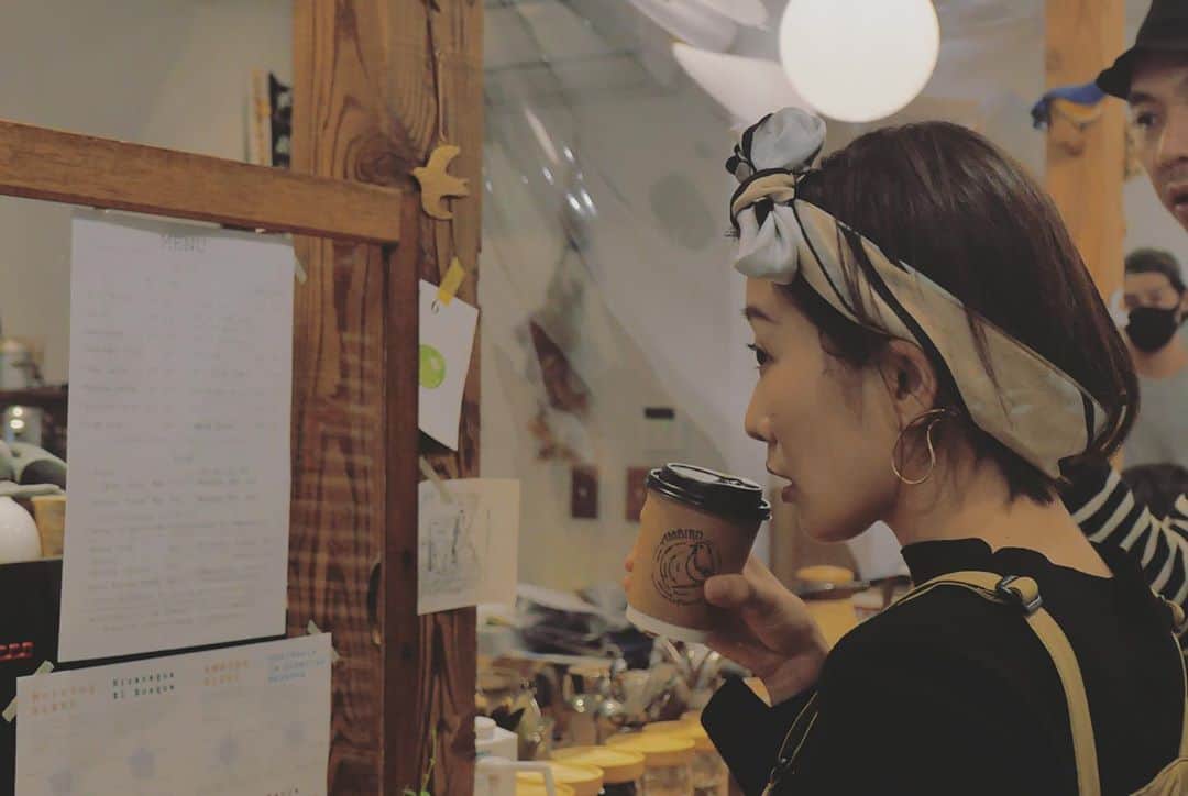 山本真由美さんのインスタグラム写真 - (山本真由美Instagram)「. . ＡＭＢＩＲＤ🕊☕️で珈琲時間。 オーツミルクのラテが、 んま〜でした♡  ドリップも美味、！🥺 やさしくて心地いいのは、無理をしない、 意思を持たせていくから。 自分で選んでいきましょう。 すでにたくさんのものを持ちすぎている。 1周年、おめでとうございますー フードも美味しそうだったなぁ🌿 . . 📸#leica  #coffee #cafe #ambird #rest #oatmilk #suwa  #長野 #nagano  #nature #japan  #autumn #morning  #軽井沢 #karuizawa  #stay #october #likeforlikes  #rain #sunny #play #camera  #photography #japanese #outdoors  #music #food #eat #laugh #northface」10月13日 16時23分 - mayumi_yamamoto.official