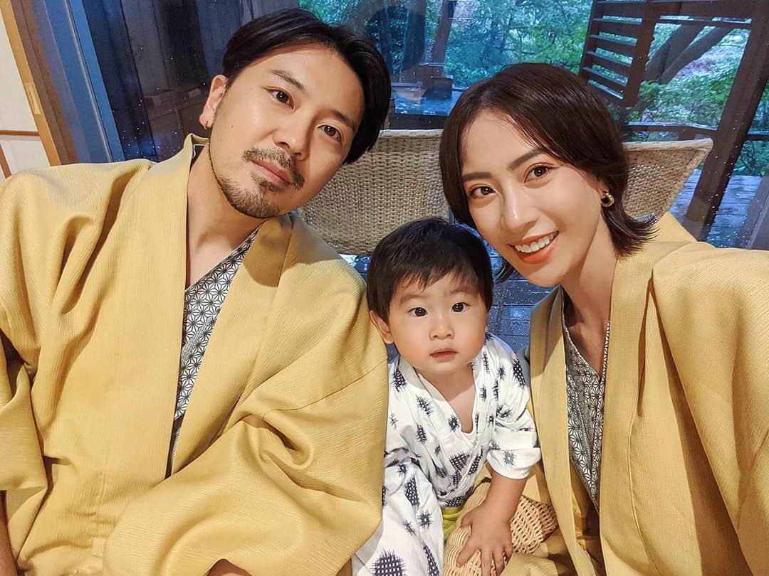 ソンイのインスタグラム：「31歳になりました🎂 先週末は夫婦２人のお誕生日祝いで箱根旅行へ🌿🍶  31歳ではモデル業や母業はもちろん、新しく大きなチャレンジをさせていただいてるブランドSWUとYouTube🌱 種を植え小さな小さな芽が出た2つに大きな花を咲かせられるように頑張ります🌼  新しいチャレンジをさせてもらえるのは、近くでサポートしてくれる家族やスタッフさんや友人はもちろん、応援してくださる皆様がいてくれるからこそです😌 毎日いただく暖かいメッセージに、愛がとても身に染みて感謝の気持ちでいっぱいです🥺 母は涙腺弱めな毎日😂 いつもありがとう。恩返しさせてね。❤️  #誕生日旅行 #家族旅行 #家族写真」