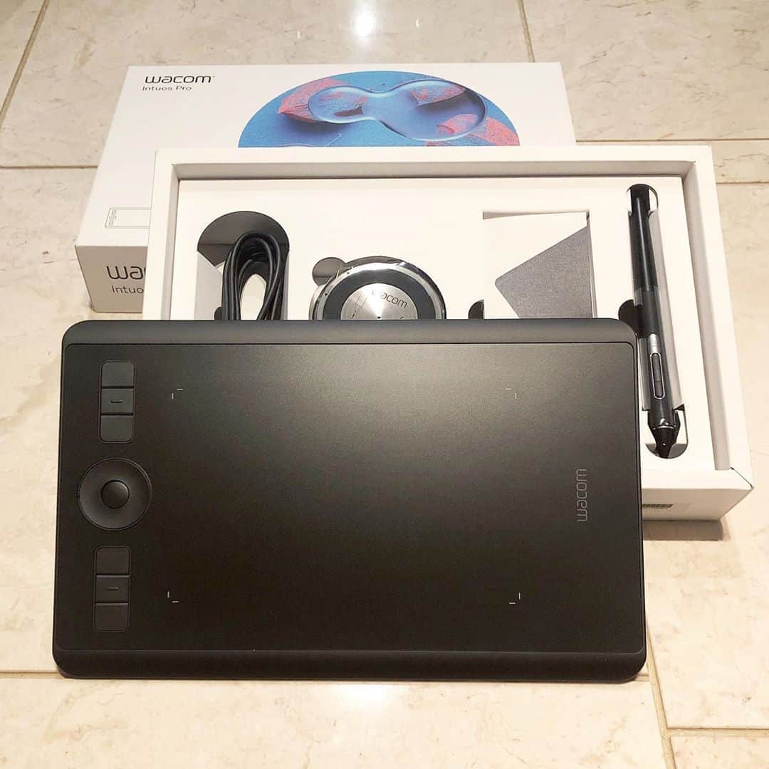 榊山敬代のインスタグラム：「💻🖋✨… ・ いよいよご到着いたしました 新たな仲間ペンタブレット様  前回にひきつづきまして Wacom にしてみました  ペンタブレットを愛用して 三台目なので進化も楽しみ  デビューは明日の朝にしようかなと きょうはひとまず眺めて終わりの巻  とりあえずペンを握ってみましたが やっぱり新しいものはちがうなぁと  今回は前回よりバージョンアップした ペンタブレット様を購入してみたので  あらためて初心にもどりますとき  質感も心地よくて 満足なおかいもの  #これからお世話になります … 💻" ・ ・  さて最近はいろいろ調べ物日和 自らの変わらない好きな世界を あらためて見なおしてみたりと  次回の新作にも不思議と通じる世界を あらためてあらゆる角度で学び直し中  表面的な世界よりも見えない 内面の本質を探るのが楽しい ・  ・　 ・　 ・ #おうち大好き #enjoyhome ・  ・  ・ ・ #秋 #Autumn #macbookPro #Apple #Mac #Catalina #Wacom #きょうのアトリエ #パソコン作業#制作#作品 #絵画 #日本画 #SAKAKiYAMATAKAYO  #アート #art #artgram  #illustrator #Photoshop  #ペンタブレット #新しくなりました 👏 #日本画家 の #アトリエこんなもん」