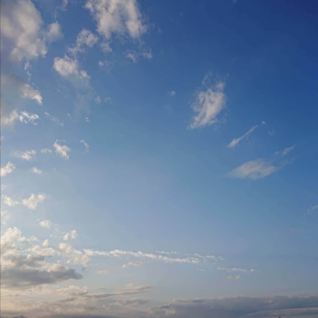 吉井怜さんのインスタグラム写真 - (吉井怜Instagram)「洗濯物を取り込んだ所でやっとこさ青空😂 これも束の間かな～☀️ #青空 #夕空」10月13日 16時26分 - rei_yoshii