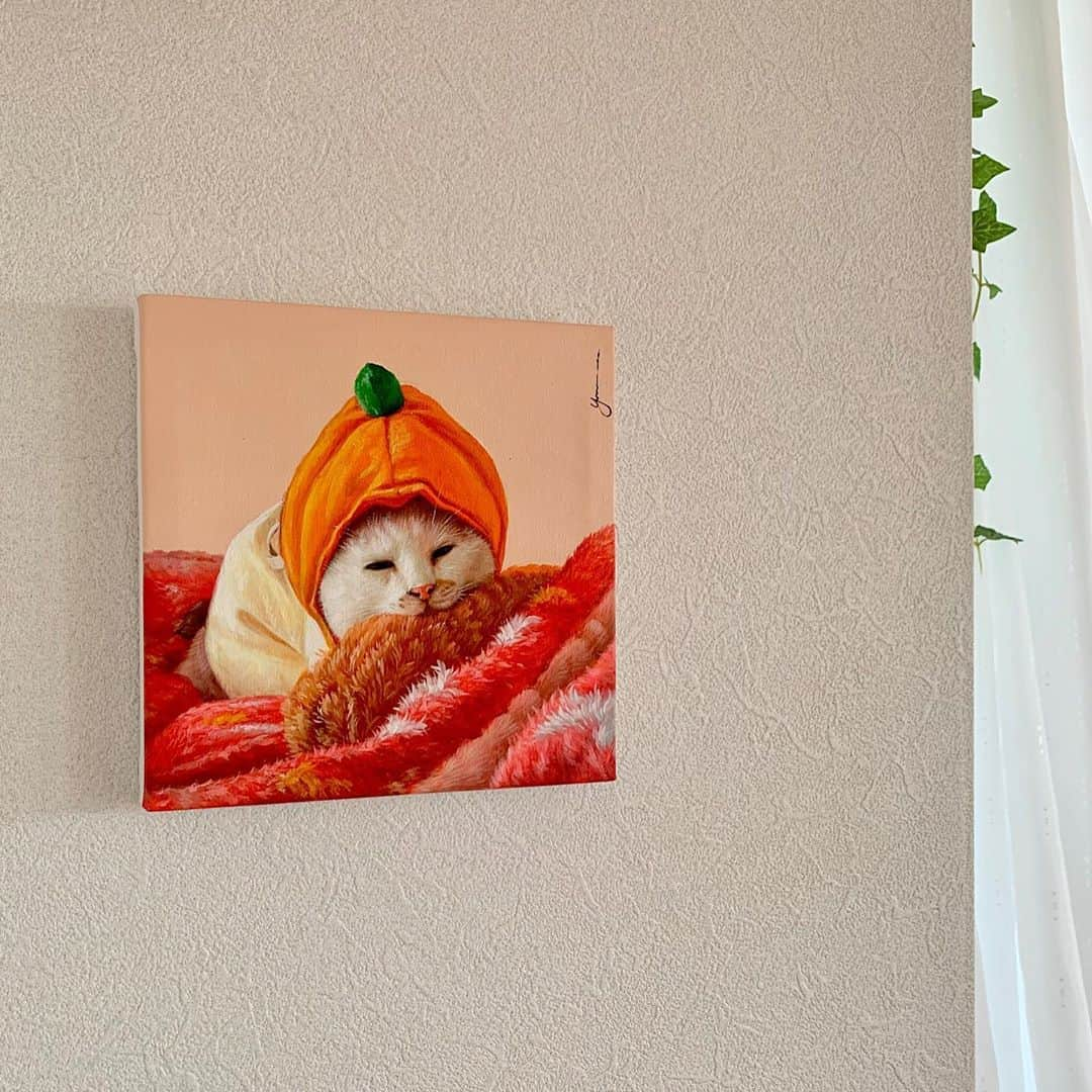 マルさんのインスタグラム写真 - (マルInstagram)「🍊こんにちは、マルみかんですよ₍^·͈༝·͈^ฅ  . @draw__pet  さんに油絵ペット肖像画を 描いて頂きました。 繊細な毛並み まるで写真みたいなマルみかんちゃん😆 . . #ペット肖像画#油絵#マルみかんちゃん#絵画#イラスト#おうち時間#もふもふ#ねこすたぐらむ#猫との暮らし#cat#ねこ部#みんねこ#bestmeow#三毛猫#猫#ふわもこ部#にゃんすたぐらむ#ペコねこ部#instacat_meow」10月13日 16時31分 - maruruna