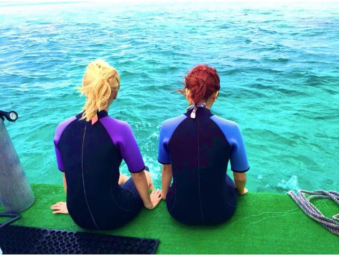 Ami さんのインスタグラム写真 - (Ami Instagram)「バスクリンの海入って、アナザースカイを思い出した🐠💕 もう6年も前になるんだなー。 ２人揃うと髪色がロンドンブーツさんだった😂」10月13日 16時35分 - ami_dream05
