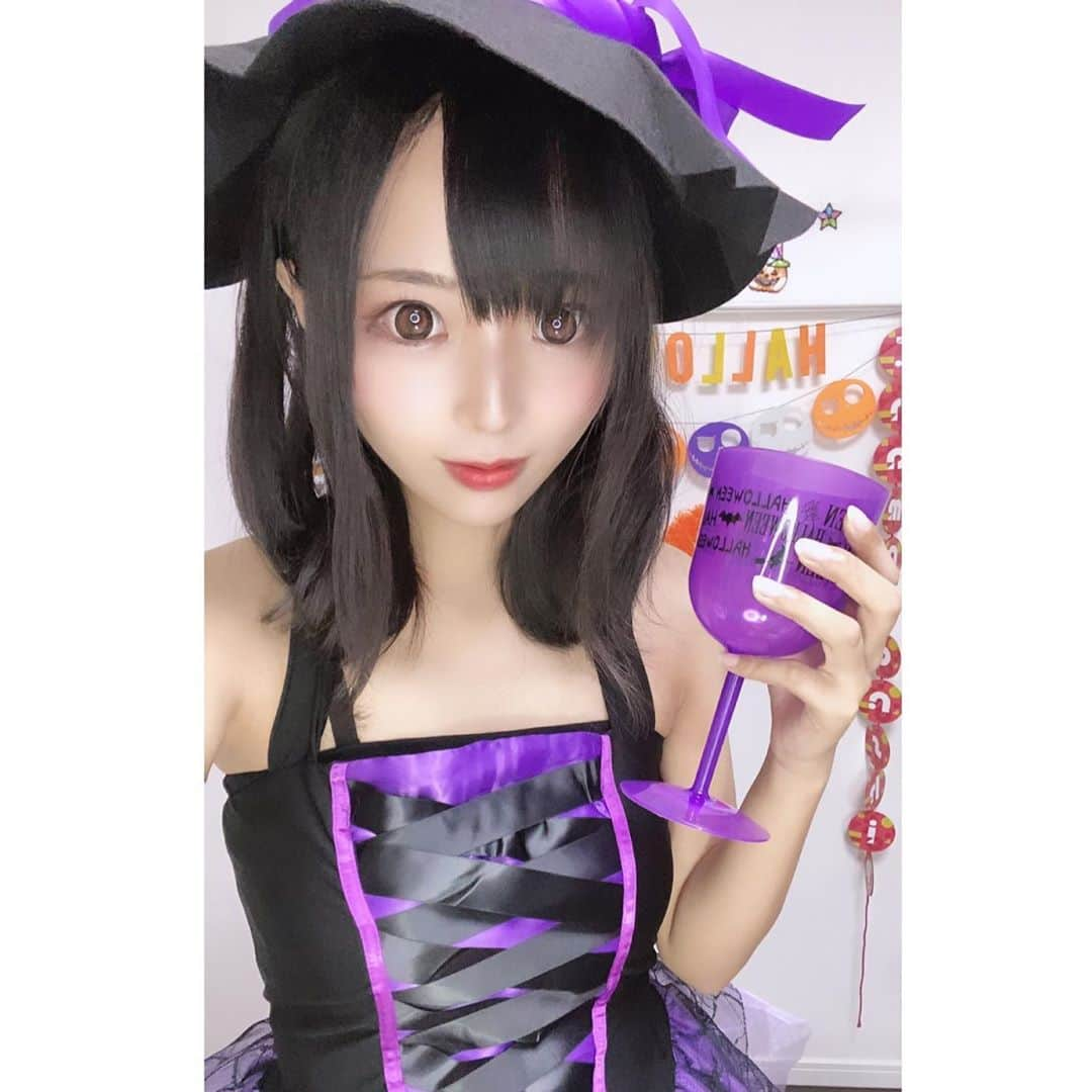 なつみさんのインスタグラム写真 - (なつみInstagram)「ハロウィン🎃コスプレ祭りVol.6👻 10月12日は魔女🧙🏻‍♀️🔮でした☺️💗  みんな魔法にかかってくれたかな💫 まだ魔法使いの見習いだけど、 魔法が解けませんように๛ก(ｰ̀ωｰ́ก)🔯ﾋﾞｰﾑ  新アカ初イベ１位🥇も嬉しかった☺️💞 応援して下さったたくさんの皆様ありがとう❤️  #ライブ配信#Pococha#Pocochaライバー#ポコチャ#ライバー#バセドウ病#吃音症#八重歯#宅建士#宅建#宅地建物取引士#不動産営業#イギリス留学#🧢なつみ👻🍊Natsumi#コスプレ#コスプレ配信#ハロウィンコス#魔女#魔女コス#ウィッチコス#ウィッチコスプレ#ハロウィン#魔法使いコスプレ#魔法使い#halloweencostume」10月13日 16時36分 - natsumipeanuts