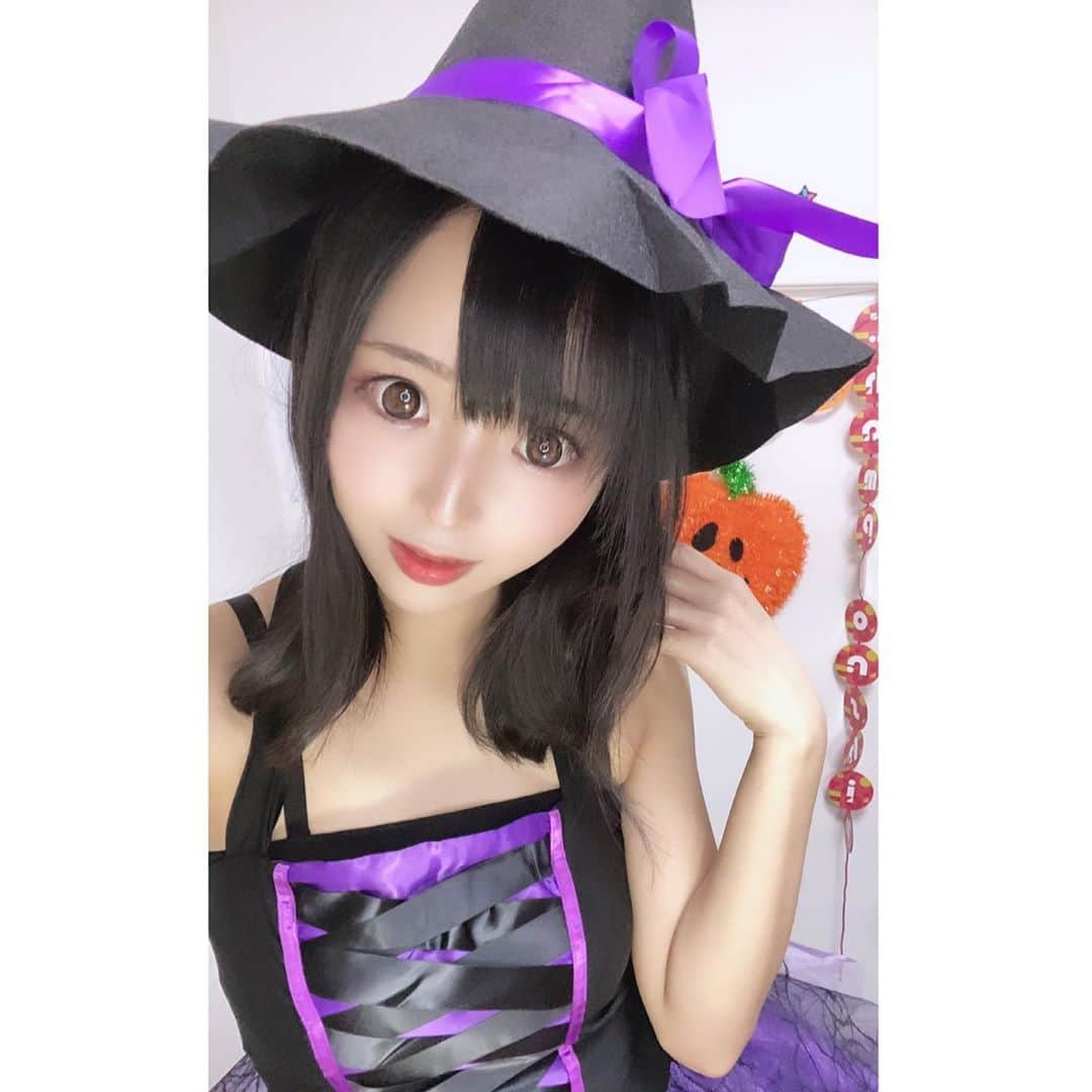 なつみさんのインスタグラム写真 - (なつみInstagram)「ハロウィン🎃コスプレ祭りVol.6👻 10月12日は魔女🧙🏻‍♀️🔮でした☺️💗  みんな魔法にかかってくれたかな💫 まだ魔法使いの見習いだけど、 魔法が解けませんように๛ก(ｰ̀ωｰ́ก)🔯ﾋﾞｰﾑ  新アカ初イベ１位🥇も嬉しかった☺️💞 応援して下さったたくさんの皆様ありがとう❤️  #ライブ配信#Pococha#Pocochaライバー#ポコチャ#ライバー#バセドウ病#吃音症#八重歯#宅建士#宅建#宅地建物取引士#不動産営業#イギリス留学#🧢なつみ👻🍊Natsumi#コスプレ#コスプレ配信#ハロウィンコス#魔女#魔女コス#ウィッチコス#ウィッチコスプレ#ハロウィン#魔法使いコスプレ#魔法使い#halloweencostume」10月13日 16時36分 - natsumipeanuts