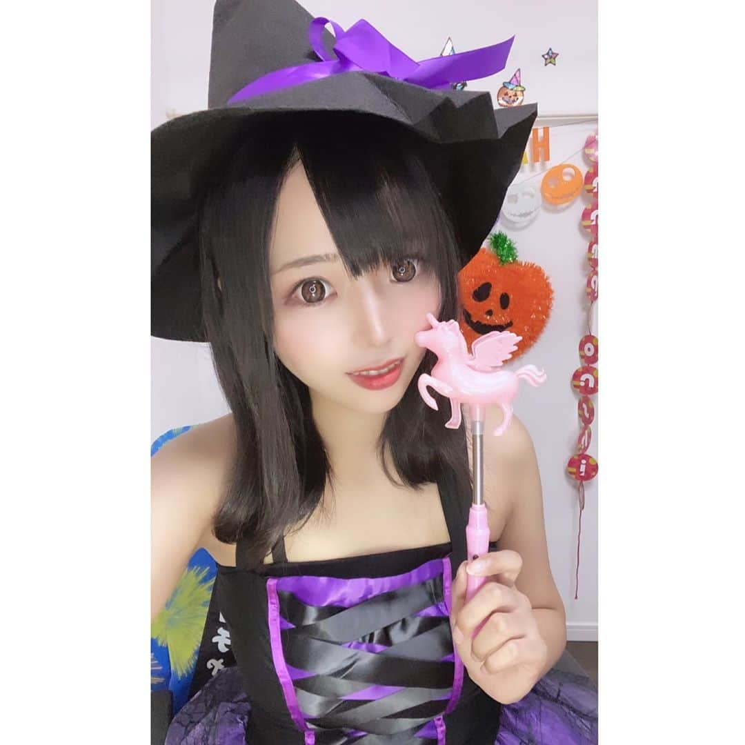 なつみさんのインスタグラム写真 - (なつみInstagram)「ハロウィン🎃コスプレ祭りVol.6👻 10月12日は魔女🧙🏻‍♀️🔮でした☺️💗  みんな魔法にかかってくれたかな💫 まだ魔法使いの見習いだけど、 魔法が解けませんように๛ก(ｰ̀ωｰ́ก)🔯ﾋﾞｰﾑ  新アカ初イベ１位🥇も嬉しかった☺️💞 応援して下さったたくさんの皆様ありがとう❤️  #ライブ配信#Pococha#Pocochaライバー#ポコチャ#ライバー#バセドウ病#吃音症#八重歯#宅建士#宅建#宅地建物取引士#不動産営業#イギリス留学#🧢なつみ👻🍊Natsumi#コスプレ#コスプレ配信#ハロウィンコス#魔女#魔女コス#ウィッチコス#ウィッチコスプレ#ハロウィン#魔法使いコスプレ#魔法使い#halloweencostume」10月13日 16時36分 - natsumipeanuts