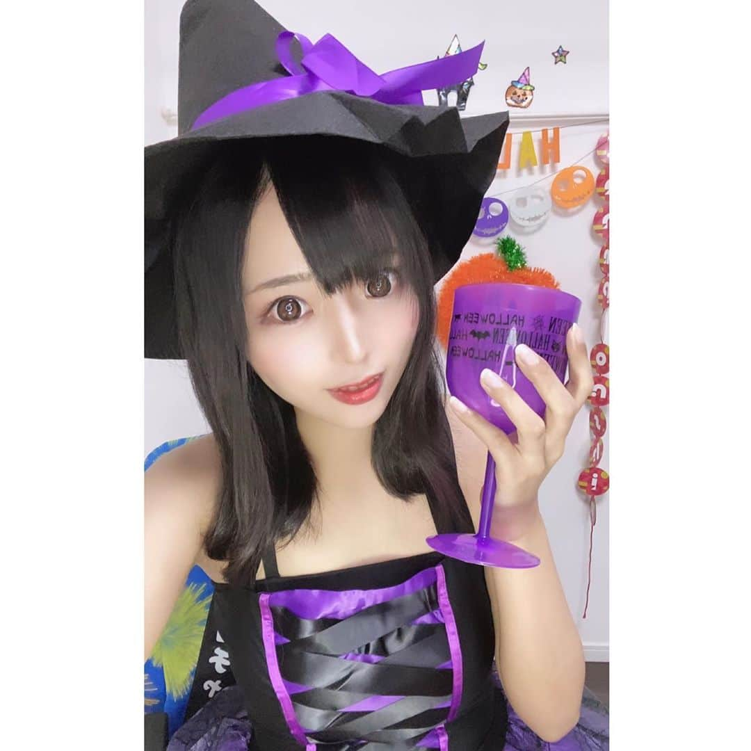 なつみさんのインスタグラム写真 - (なつみInstagram)「ハロウィン🎃コスプレ祭りVol.6👻 10月12日は魔女🧙🏻‍♀️🔮でした☺️💗  みんな魔法にかかってくれたかな💫 まだ魔法使いの見習いだけど、 魔法が解けませんように๛ก(ｰ̀ωｰ́ก)🔯ﾋﾞｰﾑ  新アカ初イベ１位🥇も嬉しかった☺️💞 応援して下さったたくさんの皆様ありがとう❤️  #ライブ配信#Pococha#Pocochaライバー#ポコチャ#ライバー#バセドウ病#吃音症#八重歯#宅建士#宅建#宅地建物取引士#不動産営業#イギリス留学#🧢なつみ👻🍊Natsumi#コスプレ#コスプレ配信#ハロウィンコス#魔女#魔女コス#ウィッチコス#ウィッチコスプレ#ハロウィン#魔法使いコスプレ#魔法使い#halloweencostume」10月13日 16時36分 - natsumipeanuts