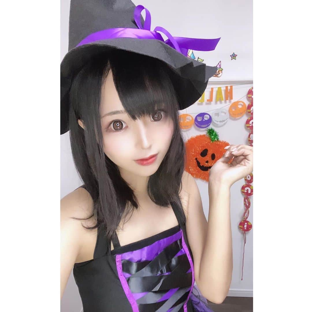 なつみさんのインスタグラム写真 - (なつみInstagram)「ハロウィン🎃コスプレ祭りVol.6👻 10月12日は魔女🧙🏻‍♀️🔮でした☺️💗  みんな魔法にかかってくれたかな💫 まだ魔法使いの見習いだけど、 魔法が解けませんように๛ก(ｰ̀ωｰ́ก)🔯ﾋﾞｰﾑ  新アカ初イベ１位🥇も嬉しかった☺️💞 応援して下さったたくさんの皆様ありがとう❤️  #ライブ配信#Pococha#Pocochaライバー#ポコチャ#ライバー#バセドウ病#吃音症#八重歯#宅建士#宅建#宅地建物取引士#不動産営業#イギリス留学#🧢なつみ👻🍊Natsumi#コスプレ#コスプレ配信#ハロウィンコス#魔女#魔女コス#ウィッチコス#ウィッチコスプレ#ハロウィン#魔法使いコスプレ#魔法使い#halloweencostume」10月13日 16時36分 - natsumipeanuts