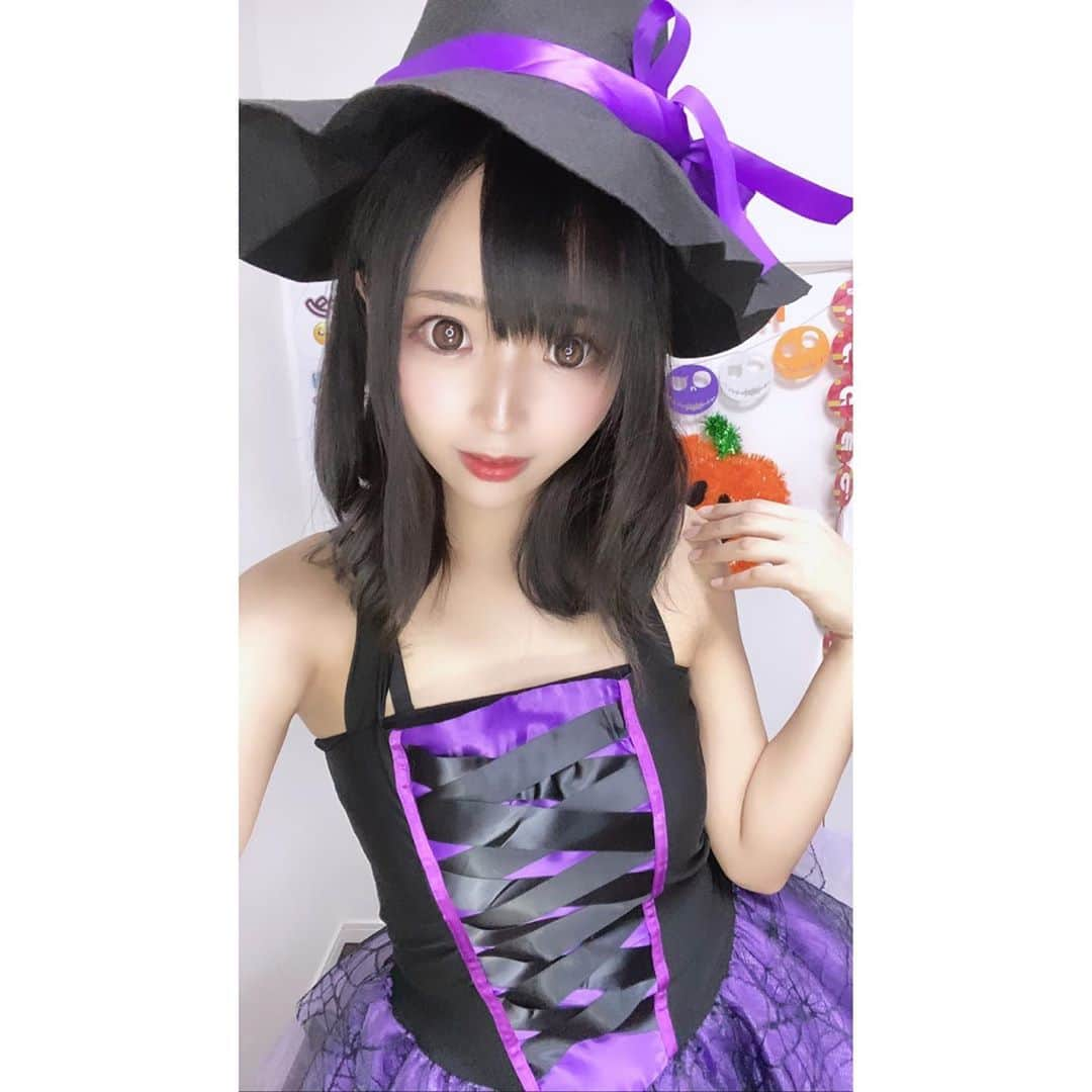 なつみさんのインスタグラム写真 - (なつみInstagram)「ハロウィン🎃コスプレ祭りVol.6👻 10月12日は魔女🧙🏻‍♀️🔮でした☺️💗  みんな魔法にかかってくれたかな💫 まだ魔法使いの見習いだけど、 魔法が解けませんように๛ก(ｰ̀ωｰ́ก)🔯ﾋﾞｰﾑ  新アカ初イベ１位🥇も嬉しかった☺️💞 応援して下さったたくさんの皆様ありがとう❤️  #ライブ配信#Pococha#Pocochaライバー#ポコチャ#ライバー#バセドウ病#吃音症#八重歯#宅建士#宅建#宅地建物取引士#不動産営業#イギリス留学#🧢なつみ👻🍊Natsumi#コスプレ#コスプレ配信#ハロウィンコス#魔女#魔女コス#ウィッチコス#ウィッチコスプレ#ハロウィン#魔法使いコスプレ#魔法使い#halloweencostume」10月13日 16時36分 - natsumipeanuts