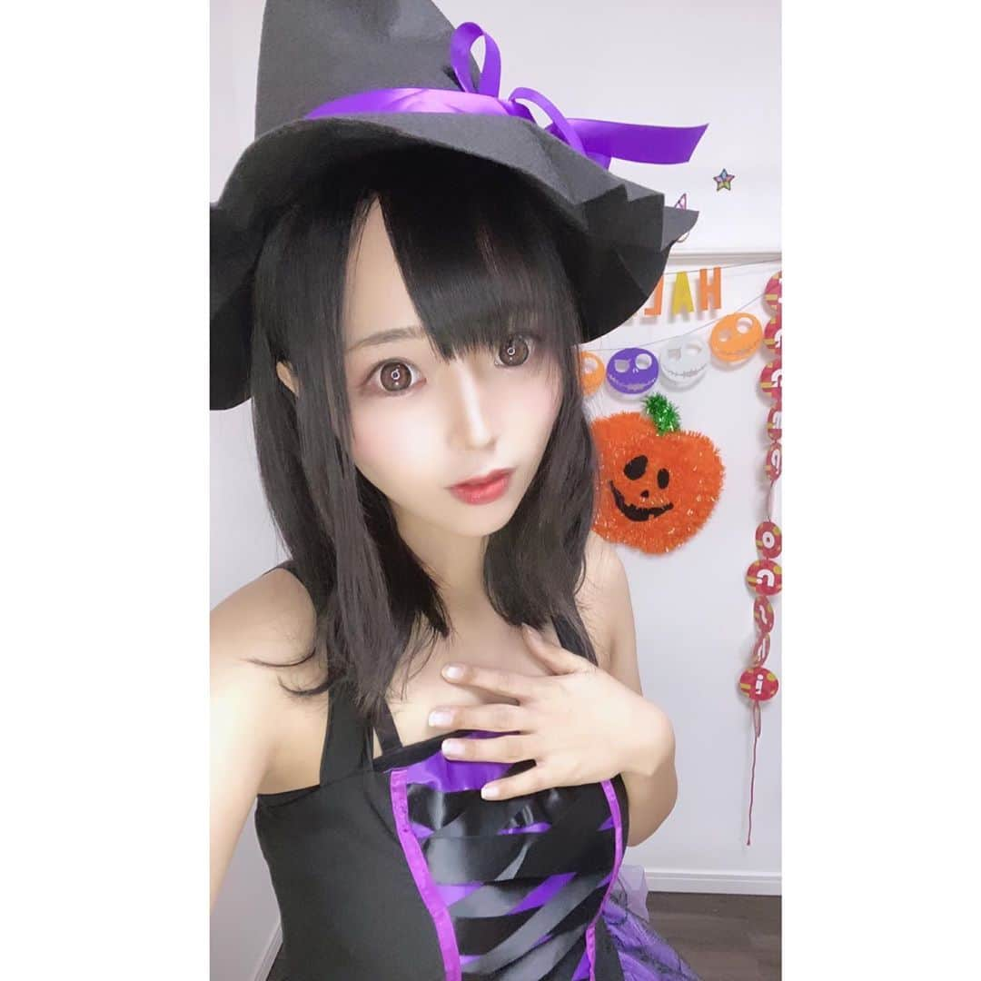 なつみさんのインスタグラム写真 - (なつみInstagram)「ハロウィン🎃コスプレ祭りVol.6👻 10月12日は魔女🧙🏻‍♀️🔮でした☺️💗  みんな魔法にかかってくれたかな💫 まだ魔法使いの見習いだけど、 魔法が解けませんように๛ก(ｰ̀ωｰ́ก)🔯ﾋﾞｰﾑ  新アカ初イベ１位🥇も嬉しかった☺️💞 応援して下さったたくさんの皆様ありがとう❤️  #ライブ配信#Pococha#Pocochaライバー#ポコチャ#ライバー#バセドウ病#吃音症#八重歯#宅建士#宅建#宅地建物取引士#不動産営業#イギリス留学#🧢なつみ👻🍊Natsumi#コスプレ#コスプレ配信#ハロウィンコス#魔女#魔女コス#ウィッチコス#ウィッチコスプレ#ハロウィン#魔法使いコスプレ#魔法使い#halloweencostume」10月13日 16時36分 - natsumipeanuts