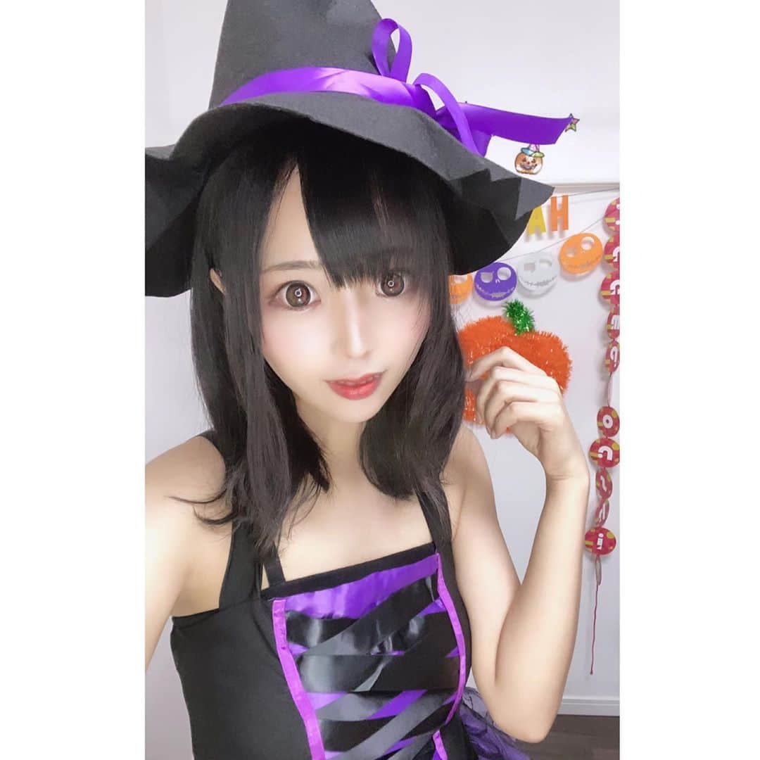 なつみさんのインスタグラム写真 - (なつみInstagram)「ハロウィン🎃コスプレ祭りVol.6👻 10月12日は魔女🧙🏻‍♀️🔮でした☺️💗  みんな魔法にかかってくれたかな💫 まだ魔法使いの見習いだけど、 魔法が解けませんように๛ก(ｰ̀ωｰ́ก)🔯ﾋﾞｰﾑ  新アカ初イベ１位🥇も嬉しかった☺️💞 応援して下さったたくさんの皆様ありがとう❤️  #ライブ配信#Pococha#Pocochaライバー#ポコチャ#ライバー#バセドウ病#吃音症#八重歯#宅建士#宅建#宅地建物取引士#不動産営業#イギリス留学#🧢なつみ👻🍊Natsumi#コスプレ#コスプレ配信#ハロウィンコス#魔女#魔女コス#ウィッチコス#ウィッチコスプレ#ハロウィン#魔法使いコスプレ#魔法使い#halloweencostume」10月13日 16時36分 - natsumipeanuts