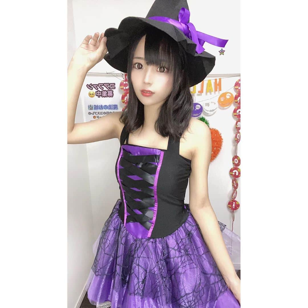 なつみさんのインスタグラム写真 - (なつみInstagram)「ハロウィン🎃コスプレ祭りVol.6👻 10月12日は魔女🧙🏻‍♀️🔮でした☺️💗  みんな魔法にかかってくれたかな💫 まだ魔法使いの見習いだけど、 魔法が解けませんように๛ก(ｰ̀ωｰ́ก)🔯ﾋﾞｰﾑ  新アカ初イベ１位🥇も嬉しかった☺️💞 応援して下さったたくさんの皆様ありがとう❤️  #ライブ配信#Pococha#Pocochaライバー#ポコチャ#ライバー#バセドウ病#吃音症#八重歯#宅建士#宅建#宅地建物取引士#不動産営業#イギリス留学#🧢なつみ👻🍊Natsumi#コスプレ#コスプレ配信#ハロウィンコス#魔女#魔女コス#ウィッチコス#ウィッチコスプレ#ハロウィン#魔法使いコスプレ#魔法使い#halloweencostume」10月13日 16時36分 - natsumipeanuts