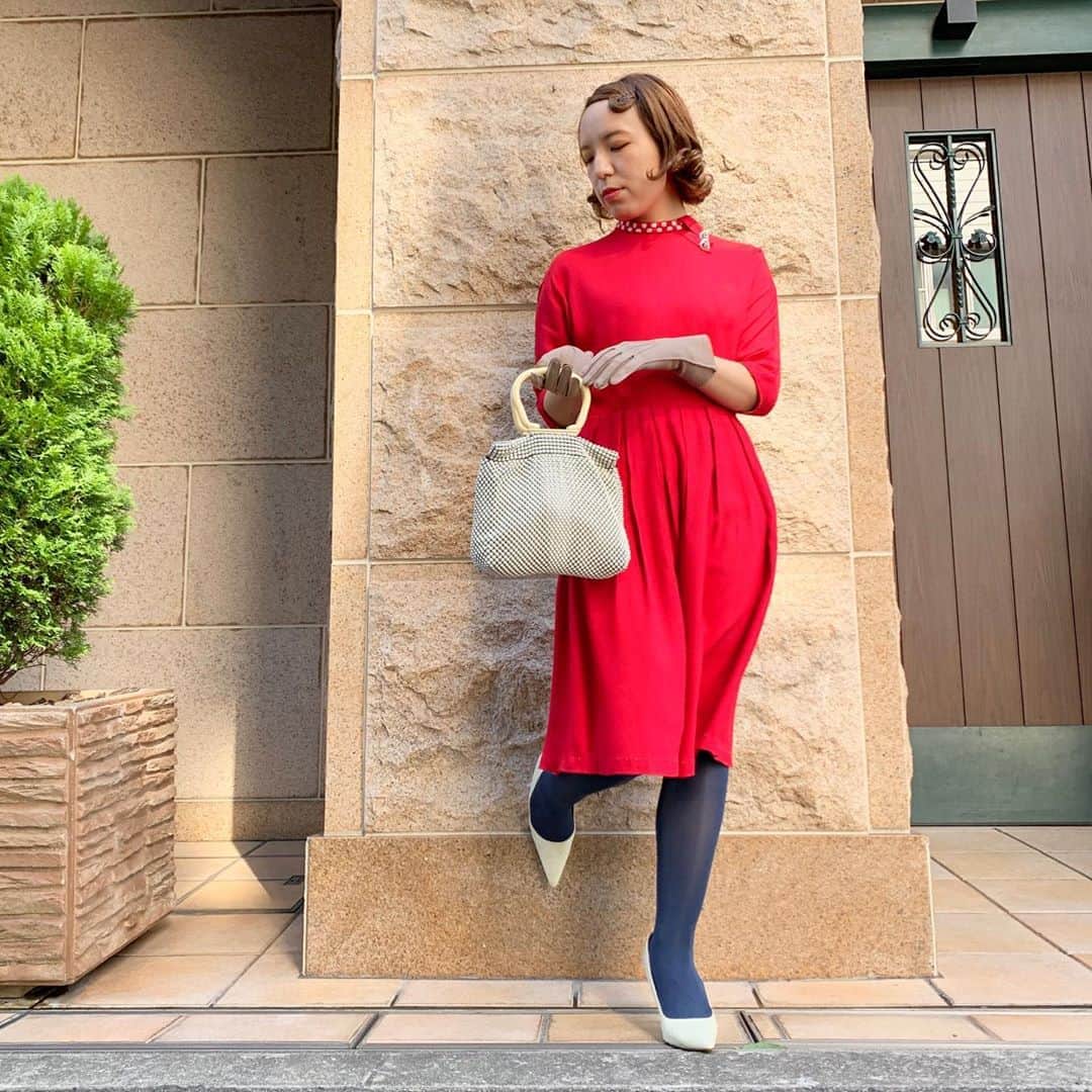 NUTTY Vintage&Collectibleのインスタグラム：「💄NEW  ARRIVAL💄  ☑︎vtg heart button long sleeve red dress check knit neck  首元がニットのデザインになっており、シルバーのハートボタン付き。 乙女心をくすぐる可愛さです。 ドルマンスリーブからウエスト切り替えのシルエットは50'sらしい女性のラインを綺麗にみせてくれるデザインです。 秋のお出かけにぜひ＊  🛒VINTAGE ONLINE STOREにてお買い求めいただけます🛒 ㅤㅤㅤㅤㅤㅤㅤㅤㅤㅤㅤㅤㅤ ------------------------------------ 🛍NUTTY通販について🛍 ------------------------------------- ＜ONLINE STORE＞ VINTAGE▶︎http://nutty.theshop.jp/ USED SELECT▶︎https://nuttyselect.official.ec/ （プロフィールページURLよりjump🕊） ㅤㅤㅤㅤㅤㅤㅤㅤㅤㅤㅤㅤㅤ ＜VIDEO CHAT SHOPPING＞ テレビ電話をお繋ぎして、リアルタイムでご案内いたします。詳細は過去の投稿をご覧ください。」