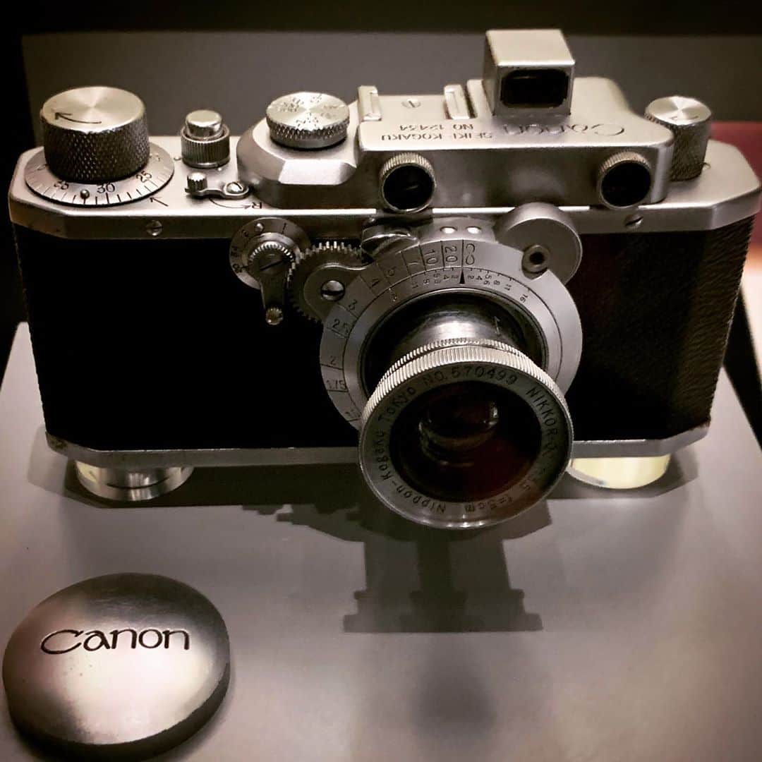 安珠のインスタグラム：「ニコンミュージアムに展示されているカメラ 外はCanonだが中にNikonが潜んでいる 素敵なコラボ📷✨ #Nikonmuseum #Nikon #Canon #NikonxCanon」