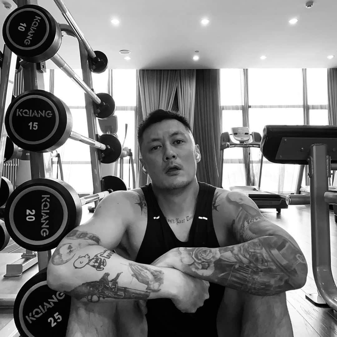 余文樂のインスタグラム：「三個星期從82kg >>> 77kg 盡力了~」