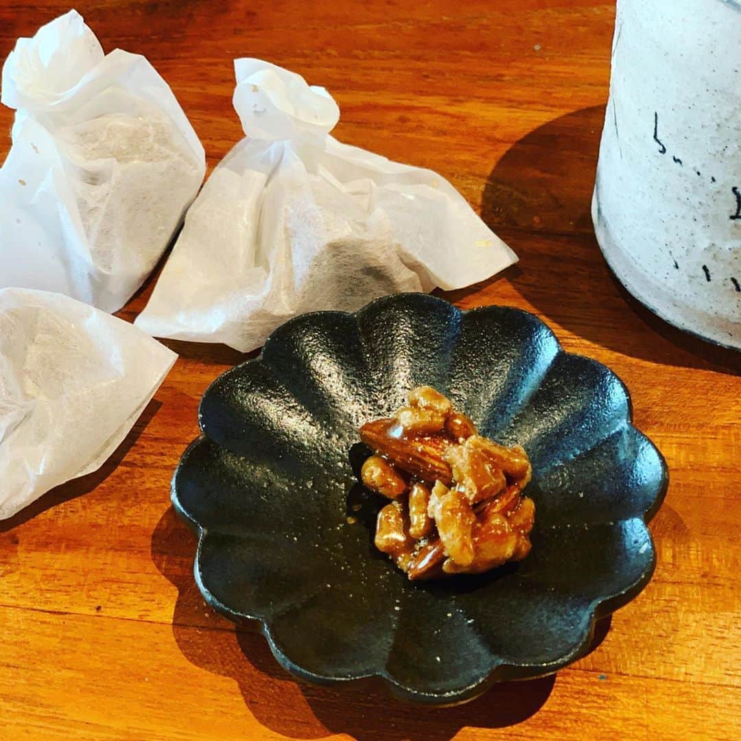 のインスタグラム：「サブローさんの美人すぎる奥様にいただきました。 なにこれ！！おいしい😆 カリッカリの胡桃とアーモンドがコーヒー風味のキャラメルに包まれてます💕 住吉の和菓子屋さんの和洋という干菓子だそう。おぼえとこ♫ ☆ #お取り寄せ#粟玄#和菓子#止まらないおやつ#おやつ部 #大阪グルメ #住吉」
