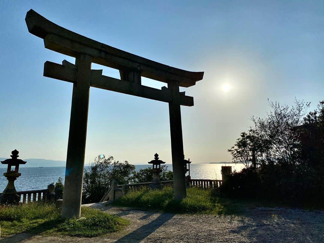 のインスタグラム：「赤穂御崎16時の風景  お散歩 ドライブに気持ちのいい季節です  #播州赤穂 #赤穂 #赤穂御崎 #赤穂温泉 #赤穂温泉祥吉 #潮彩きらら祥吉 #祥吉 #瀬戸内海 #海 #空 #晴れ #晴天 #太陽 #伊和都比売神社 #鳥居 #温泉 #旅館 #旅行 #お散歩 #お散歩コース #ドライブ #ドライブコース」