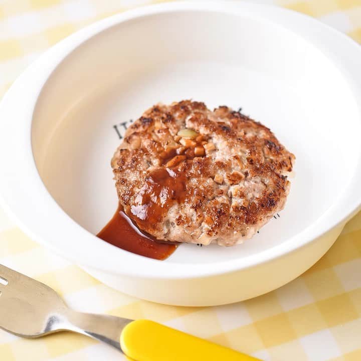 HAPIKU HAPIKU（ハピク）のインスタグラム：「★保育園給食のレシピ紹介★ ふっくらジューシー♪【エリンギバーグ】 エリンギの独特な食感が楽しい一品です。 エリンギにはカルシウムの吸収を高めるビタミンDが豊富なので、カルシウムを含む食品と組み合わせるのがおすすめです。 ハンバーグは裏返したら蓋をして蒸し焼きすることでふっくらジューシーに仕上がります。 ============================= 【特集】食欲の秋！旬の食材でごはんを食べよう♪ https://shoku.hapiku.com/recipe/season/192/ レシピなど詳細はプロフィールのリンクからもみることができるよ！ ============================== #HAPIKU #HAPIKUレシピ #保育園給食のHAPIKU #保育園給食メニュー #保育園給食レシピ #食育のHAPIKU #乳幼児の食情報 #乳幼児のごはん #幼児食レシピ #幼児食 #保育園 #保育園給食 #保育園おやつ #保育園弁当 #保育園栄養士 #食育 #子育て #こどもごはん #こどものおやつ #こどものいる暮らし #新米ママ #ハンバーグ #エリンギ #きのこ料理 #秋の味覚」