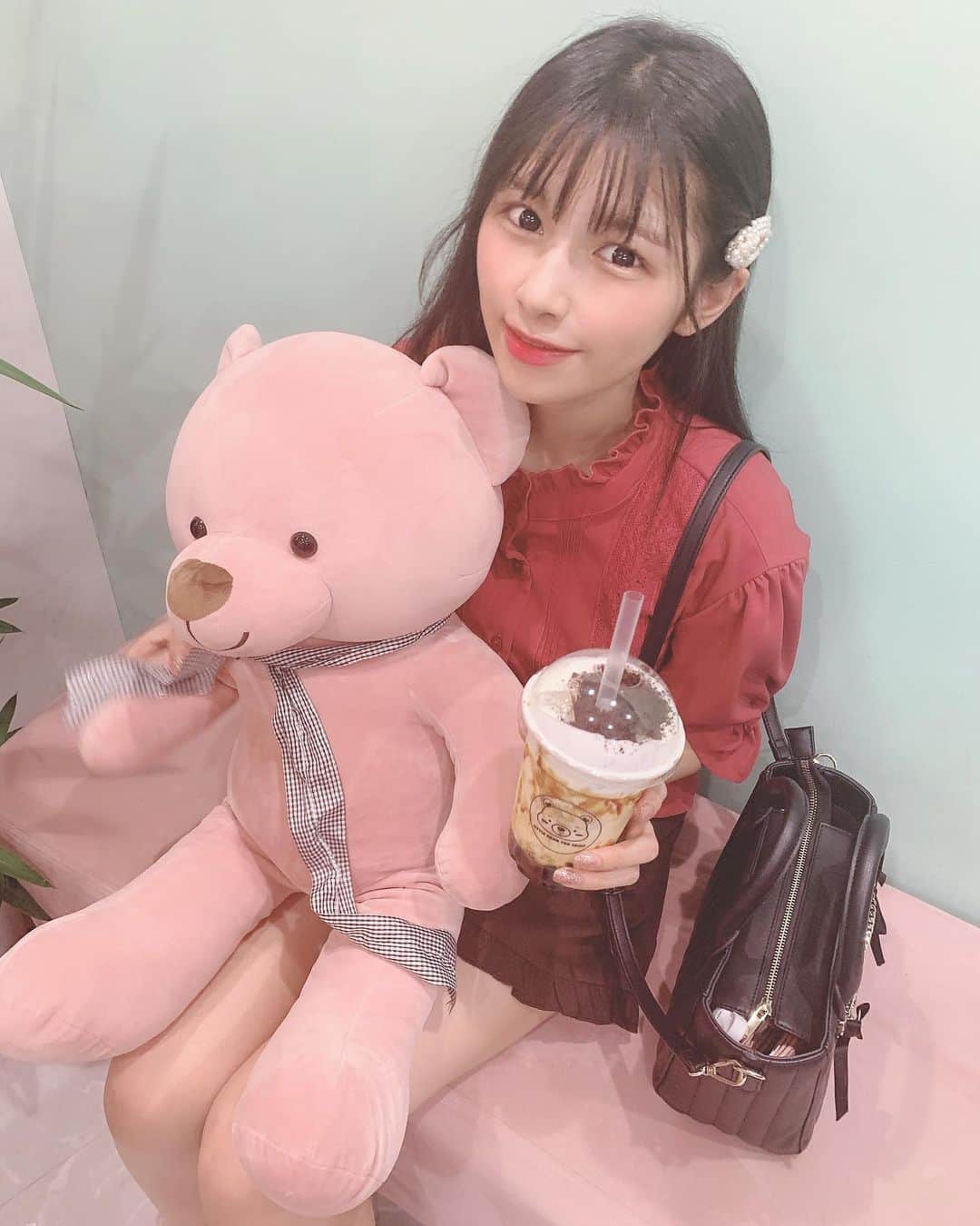 のインスタグラム：「﻿ ﻿ ﻿ ﻿ 最近黒髪がすごく恋しいんです﻿ ﻿ 次は少し暗めの色にしようかな💭﻿ ﻿ ﻿ ﻿ ﻿ ﻿ ﻿ ﻿ ﻿ ﻿ ﻿ ﻿ ﻿ #タピオカ #タピオカミルクティー #タピオカ巡り ﻿ #なんばカフェ #大阪 #osaka #japan #tapioca ﻿ #黒髪 #黒髪ロング #黒髪女子 #longhair ﻿ #日本人 #japanesegirls #asiangirls #asianbeauty ﻿﻿ #可愛くなりたい #綺麗になりたい人と繋がりたい﻿ #かわいくなりたい #グラドル #有名になりたい ﻿ #likeforlikes #kawaii #me ﻿ #女の子  #テディベア #teddybear #フォローミー #followｍe #lfl」