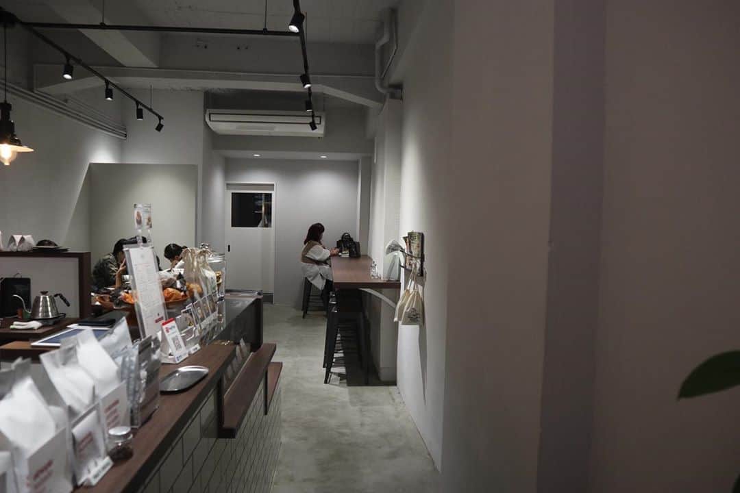 石井輝明さんのインスタグラム写真 - (石井輝明Instagram)「大阪、堺筋本町。 昨日は囲碁将棋さんとの漫才ライブありがとうございました。 楽しかった。。  #auckscoffee #cafe #coffee #カフェ #喫茶店 #大阪カフェ #堺筋本町カフェ #カフェ芸人 #文田さんはいつになったみやごりちゃんを楽屋に連れてくるんや #一回もそんなこと言ってないから連れてくるわけないんやけど #いつか連れてきてくれるんじゃないかと密かに期待してる #いつか本物に会いたい」10月13日 16時49分 - comandanteishii